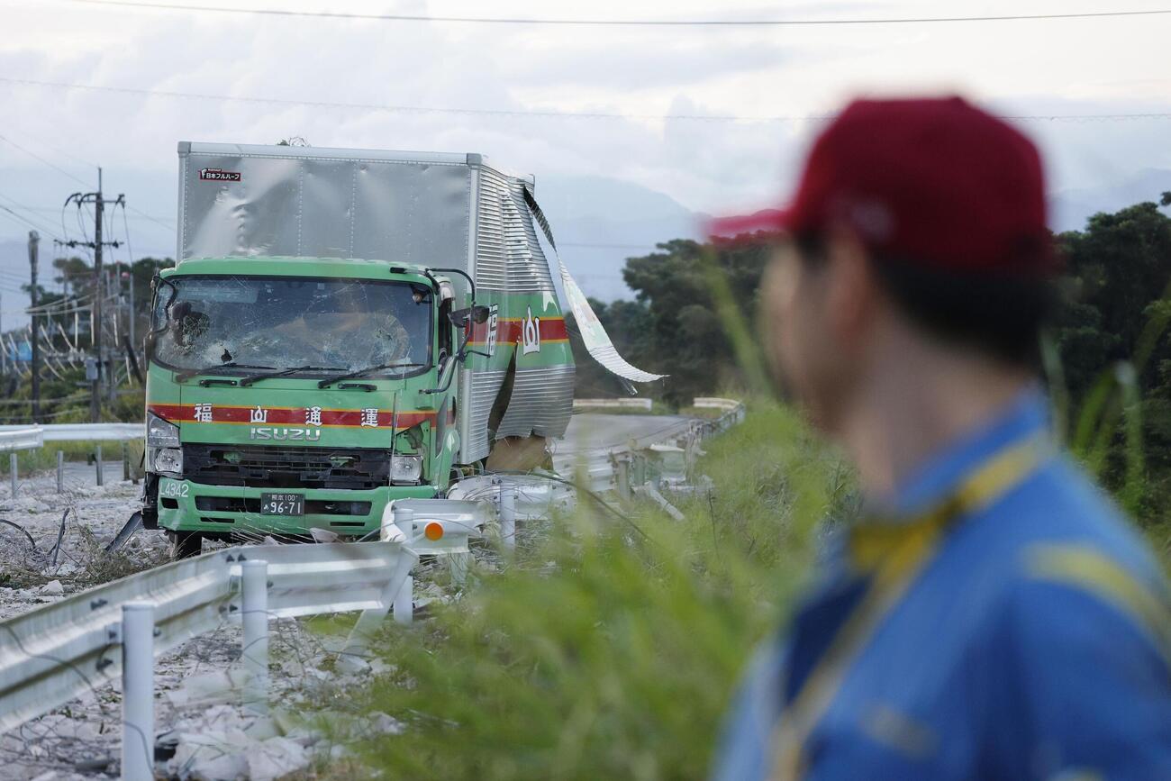爆発のあったイオンモール熊本近くに残されたトラック＝29日午前5時48分、熊本県嘉島町