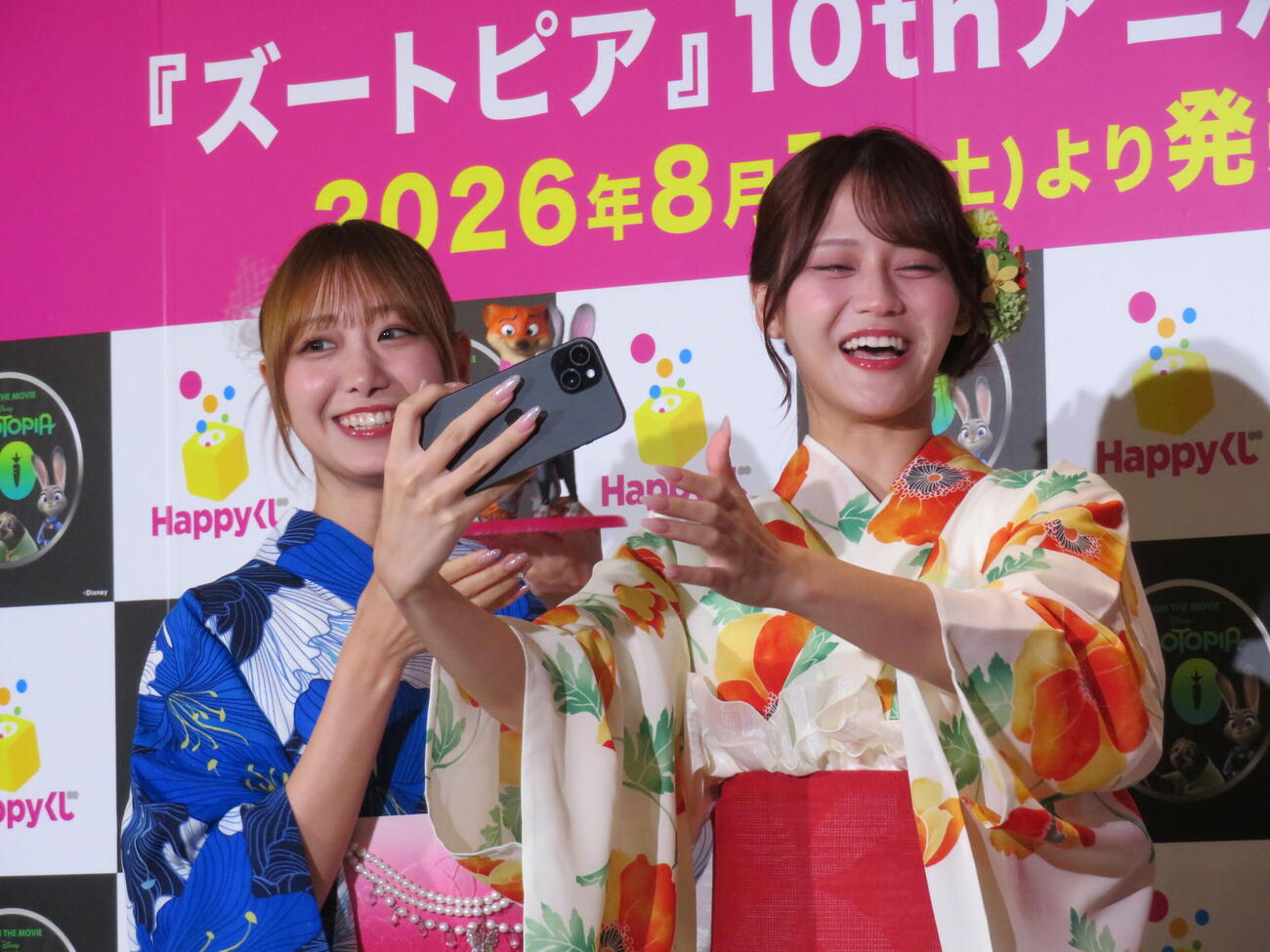 Happyくじ「ズートピア」10thアニバーサリー商品発表会に参加した＝LOVE瀧脇笙古（左）と髙松瞳（撮影・村上幸将）
