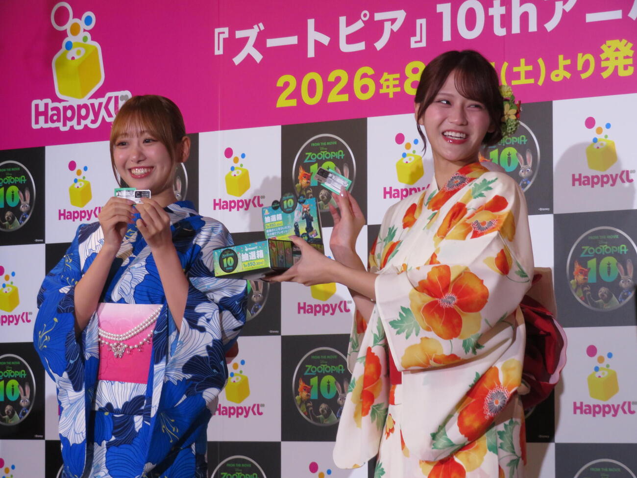 Happyくじ「ズートピア」10thアニバーサリー商品発表会に参加した＝LOVE瀧脇笙古（左）と髙松瞳（撮影・村上幸将）
