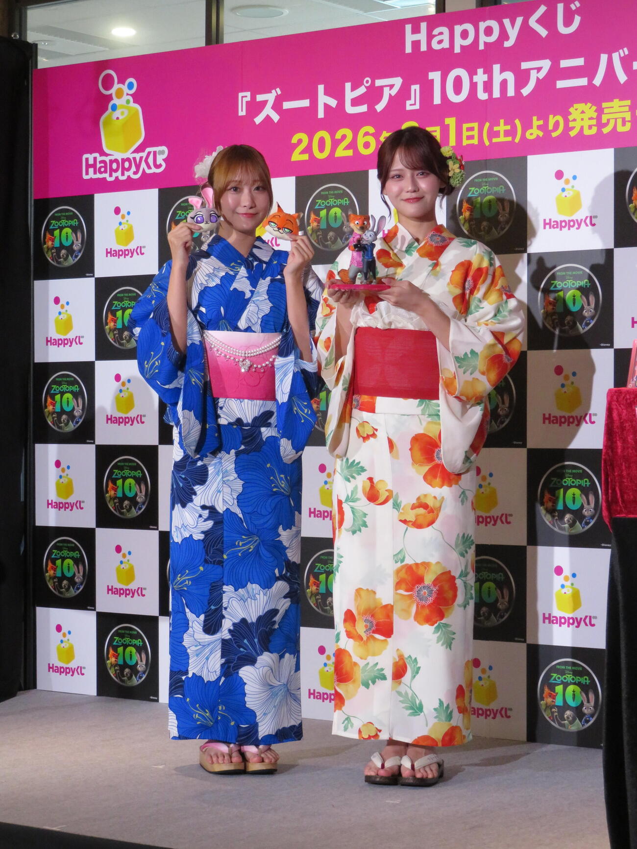 Happyくじ「ズートピア」10thアニバーサリー商品発表会に参加した＝LOVE瀧脇笙古（左）と髙松瞳（撮影・村上幸将）
