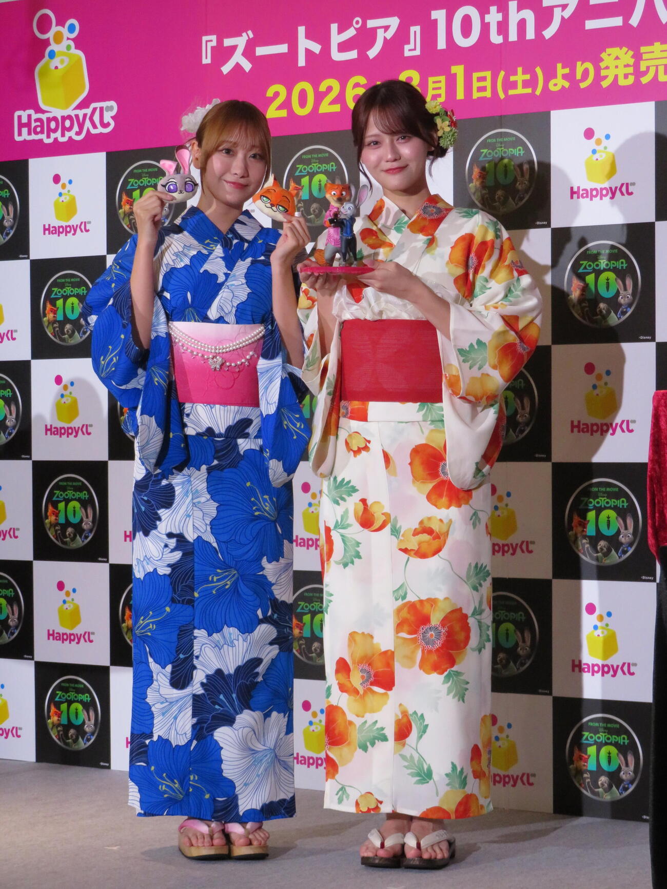 Happyくじ「ズートピア」10thアニバーサリー商品発表会に参加した＝LOVE瀧脇笙古（左）と髙松瞳（撮影・村上幸将）
