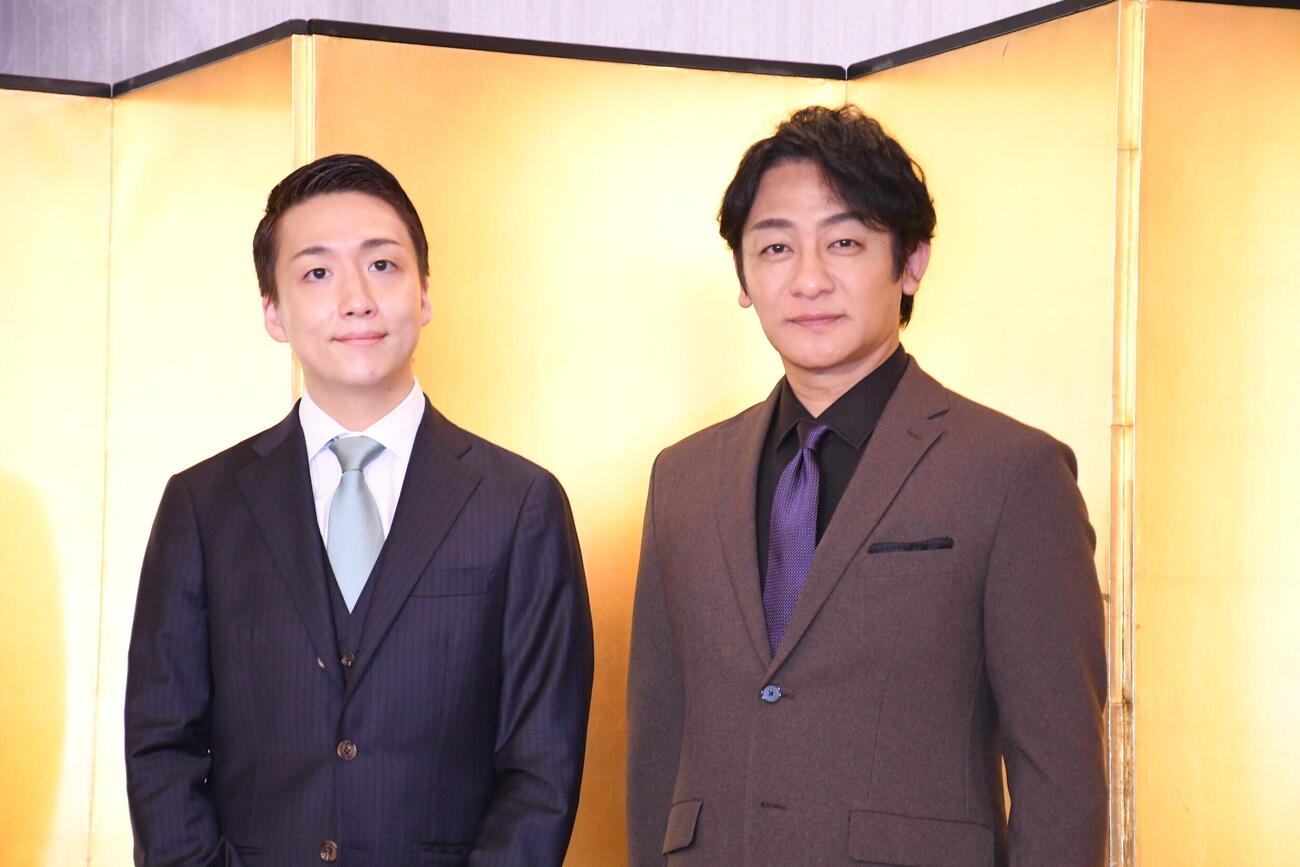 舞台「流白浪燦星」の取材会に出席した片岡愛之助（右）と中村米吉（撮影・阪口孝志）