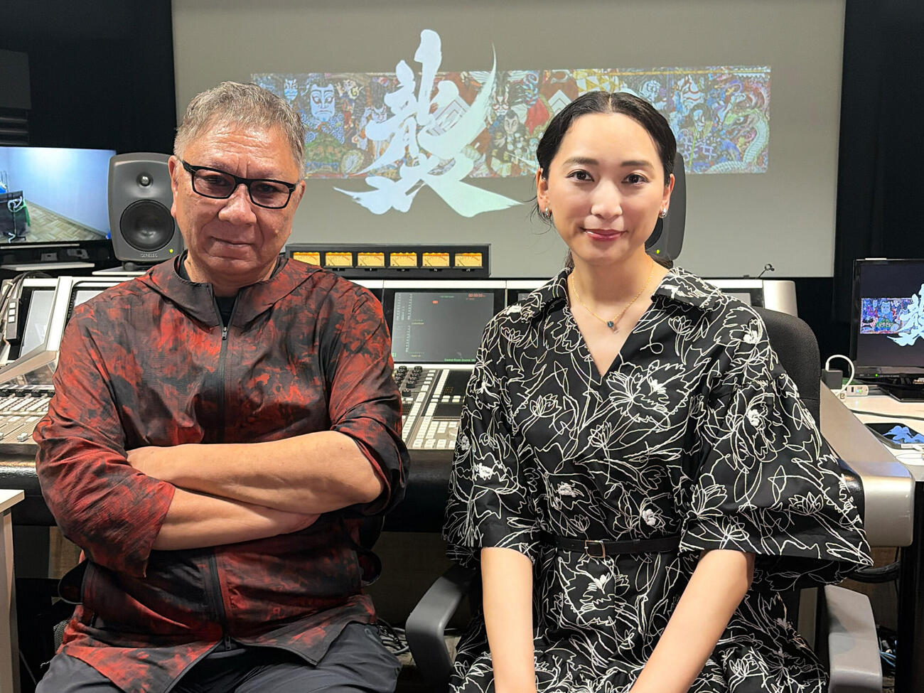 ドキュメンタリー映画「襲名」の三池崇史監督とナレーションを担当する杏