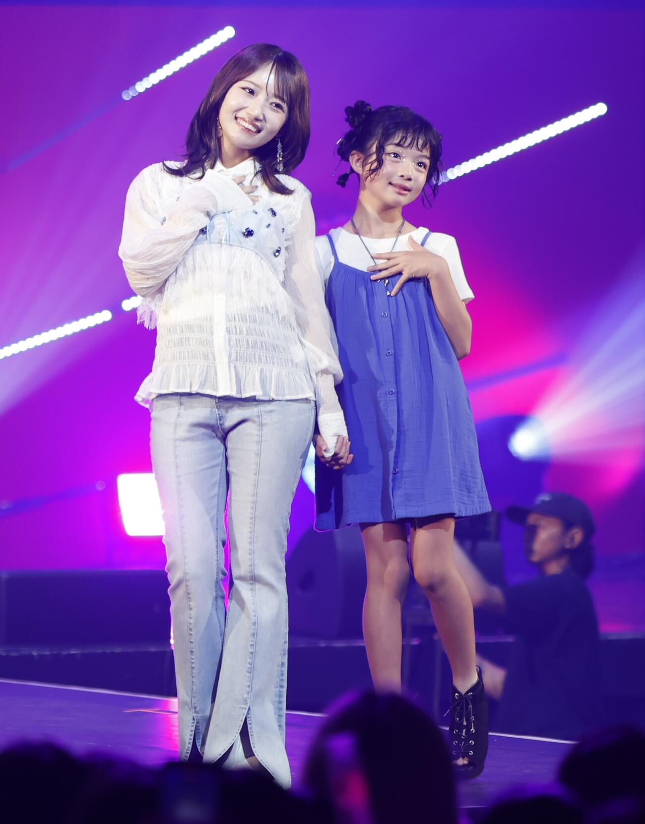 ランウェイを歩いたSWEET STEADYの音井結衣（左）と深野惺伊良（撮影・山本朝陽）