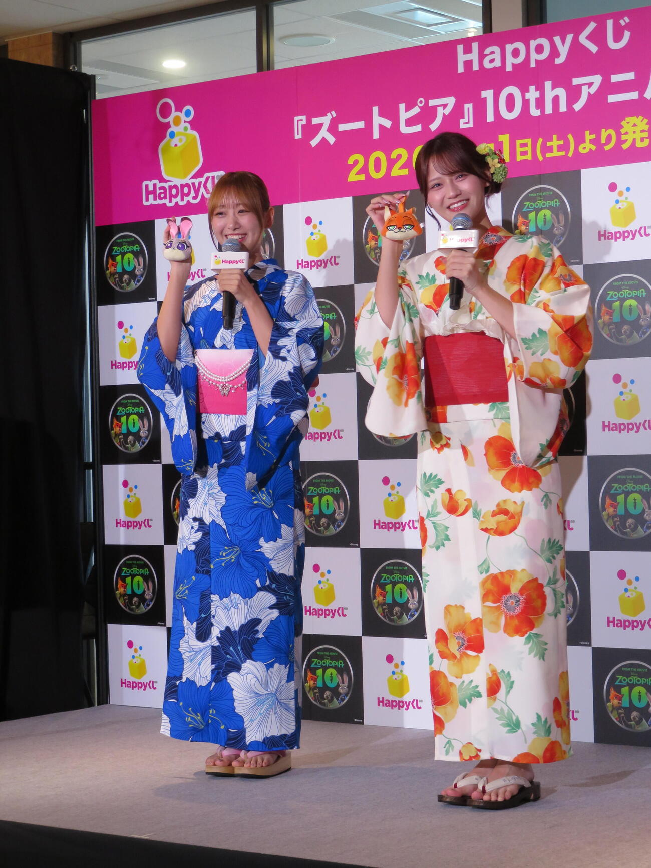 Happyくじ「ズートピア」10thアニバーサリー商品発表会に参加した＝LOVE瀧脇笙古（左）と髙松瞳（撮影・村上幸将）
