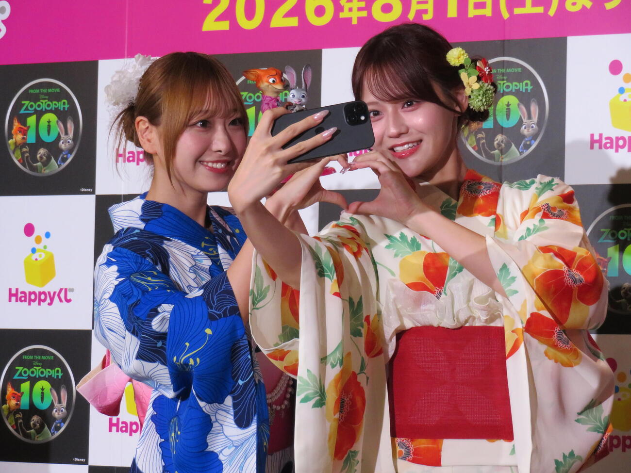 Happyくじ「ズートピア」10thアニバーサリー商品発表会に参加した＝LOVE瀧脇笙古（左）と髙松瞳（撮影・村上幸将）
