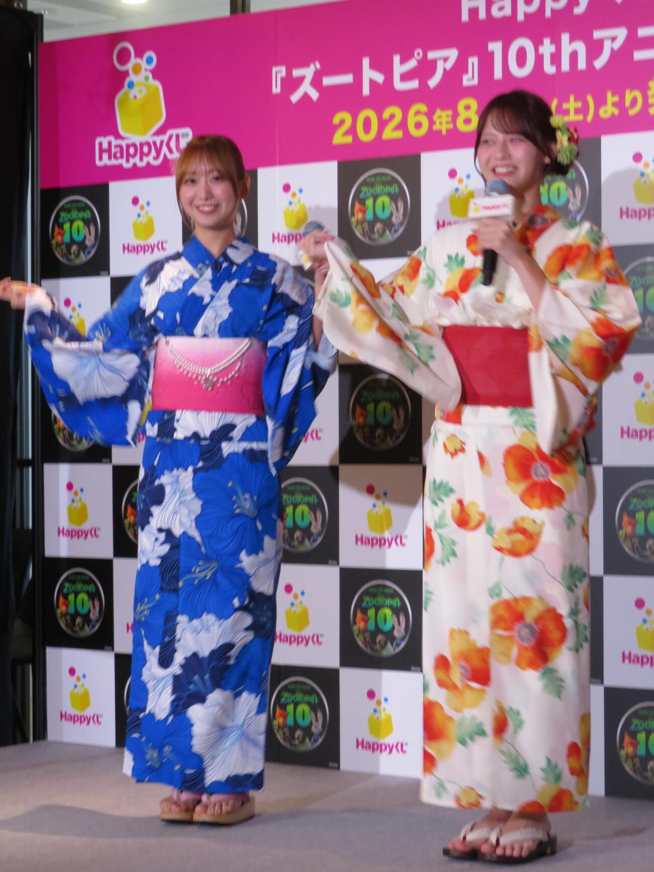 Happyくじ「ズートピア」10thアニバーサリー商品発表会に参加した＝LOVE瀧脇笙古（左）と髙松瞳（撮影・村上幸将）
