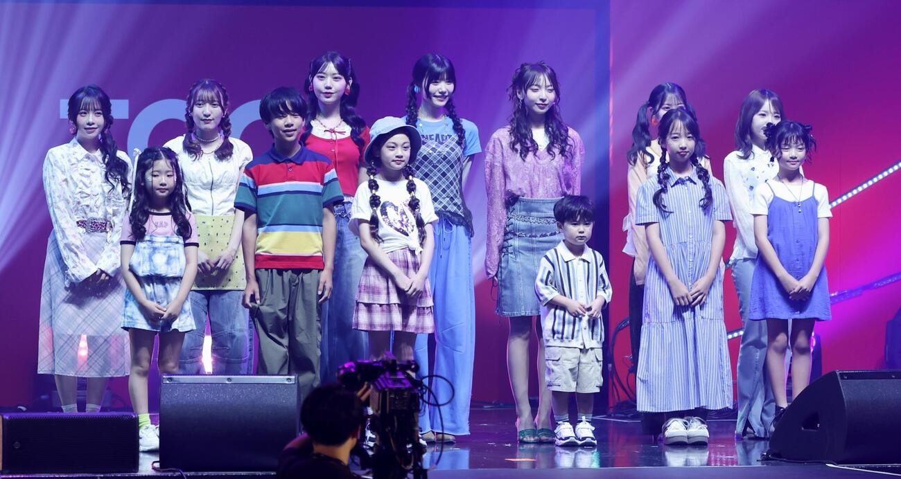 ランウェイを歩いたキッズモデル（前列）とSWEET STEADY、後列左から栗田なつか、山内咲奈、白石まゆみ、奥田彩友、塩川莉世、庄司なぎさ、音井結衣（撮影・山本朝陽）