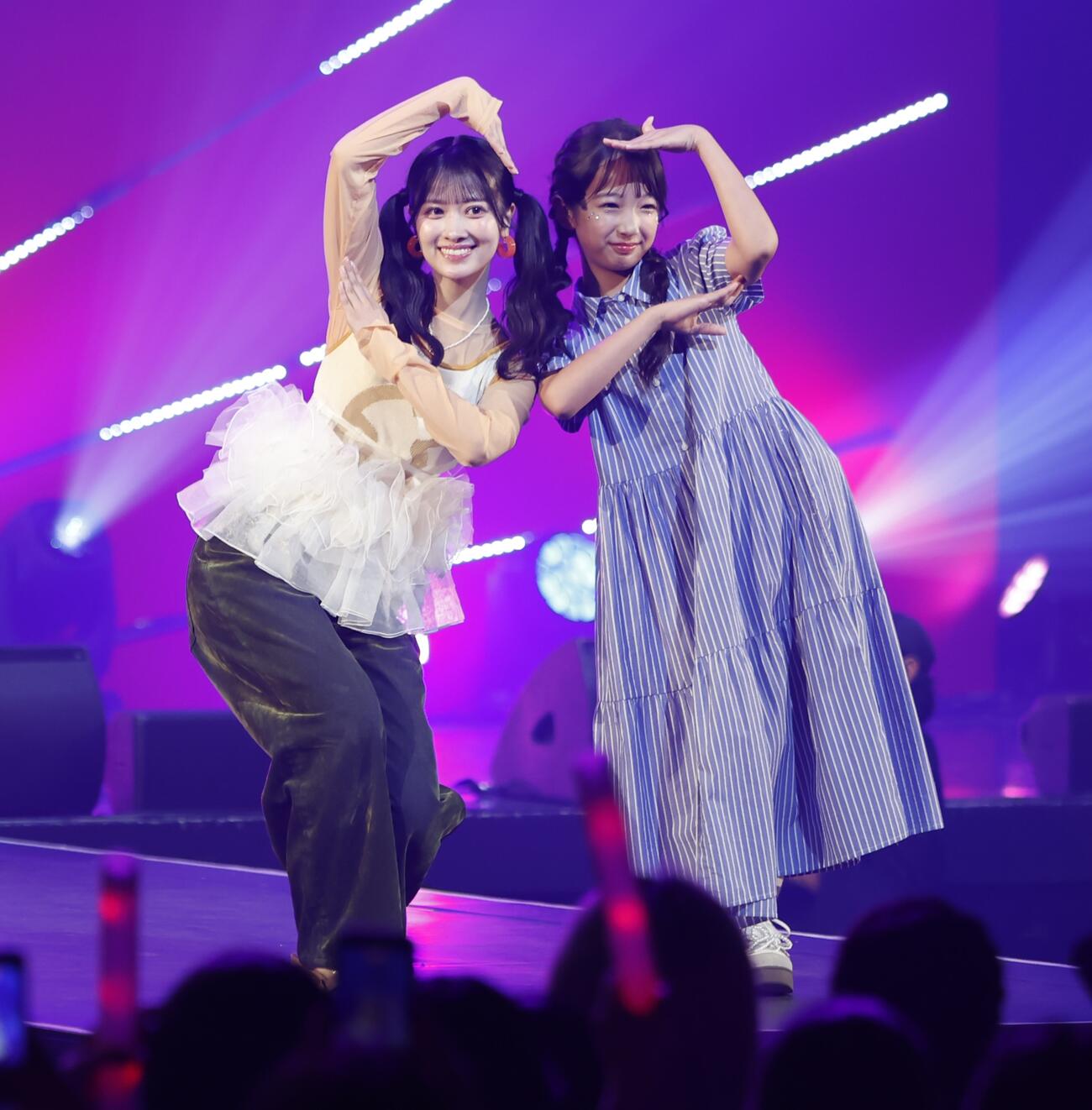 ランウェイを歩いたSWEET STEADYの庄司なぎさ（左）と岡部咲希（撮影・山本朝陽）