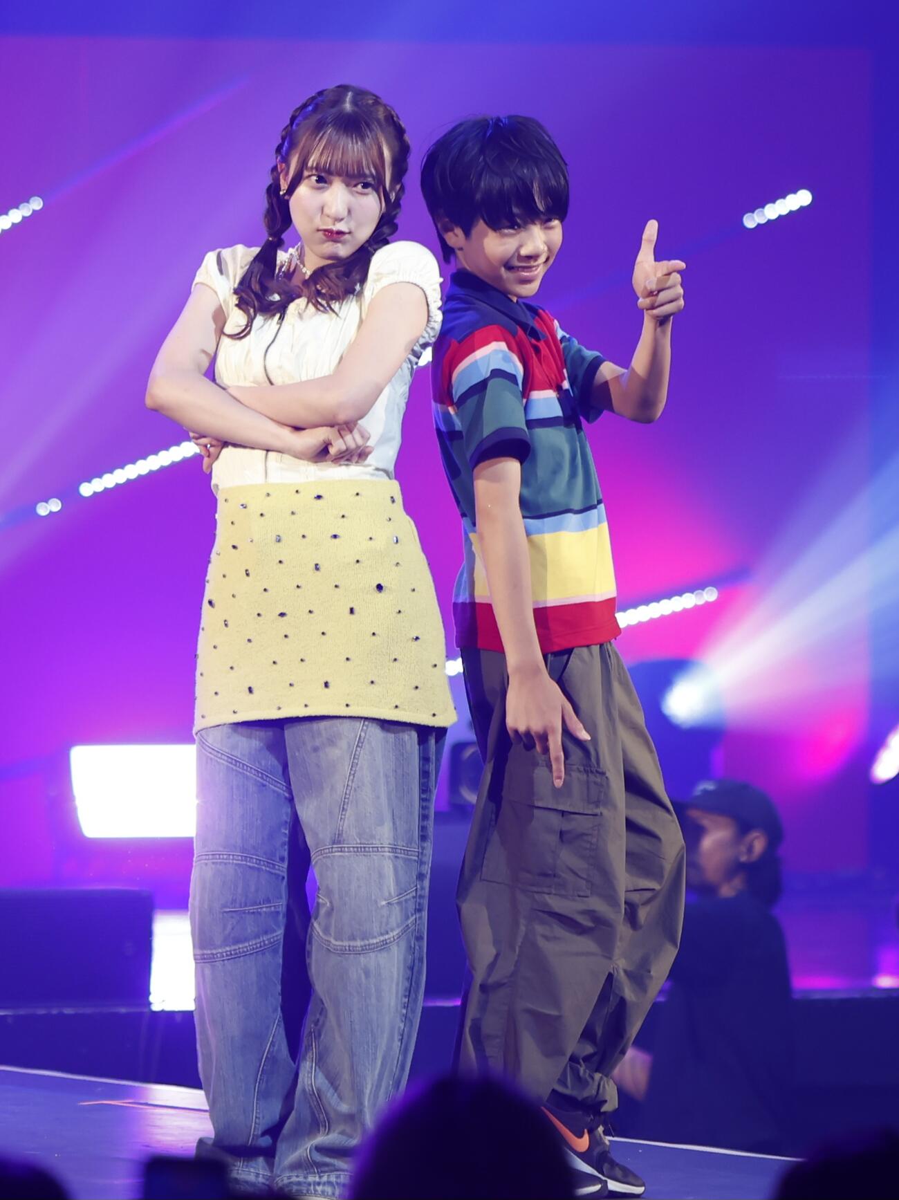ランウェイを歩いたSWEET STEADYの山内咲奈（左）と柚木宗介（撮影・山本朝陽）