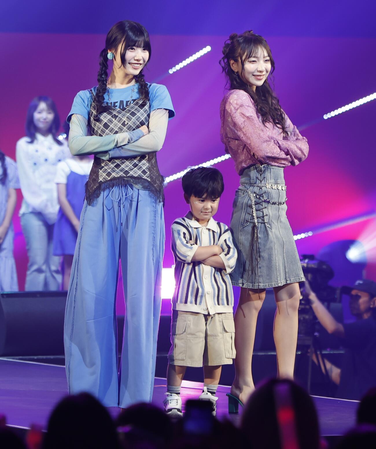 ランウェイを歩いたSWEET STEADYの奥田彩友（左）、塩川莉世（右）と山﨑考大（撮影・山本朝陽）