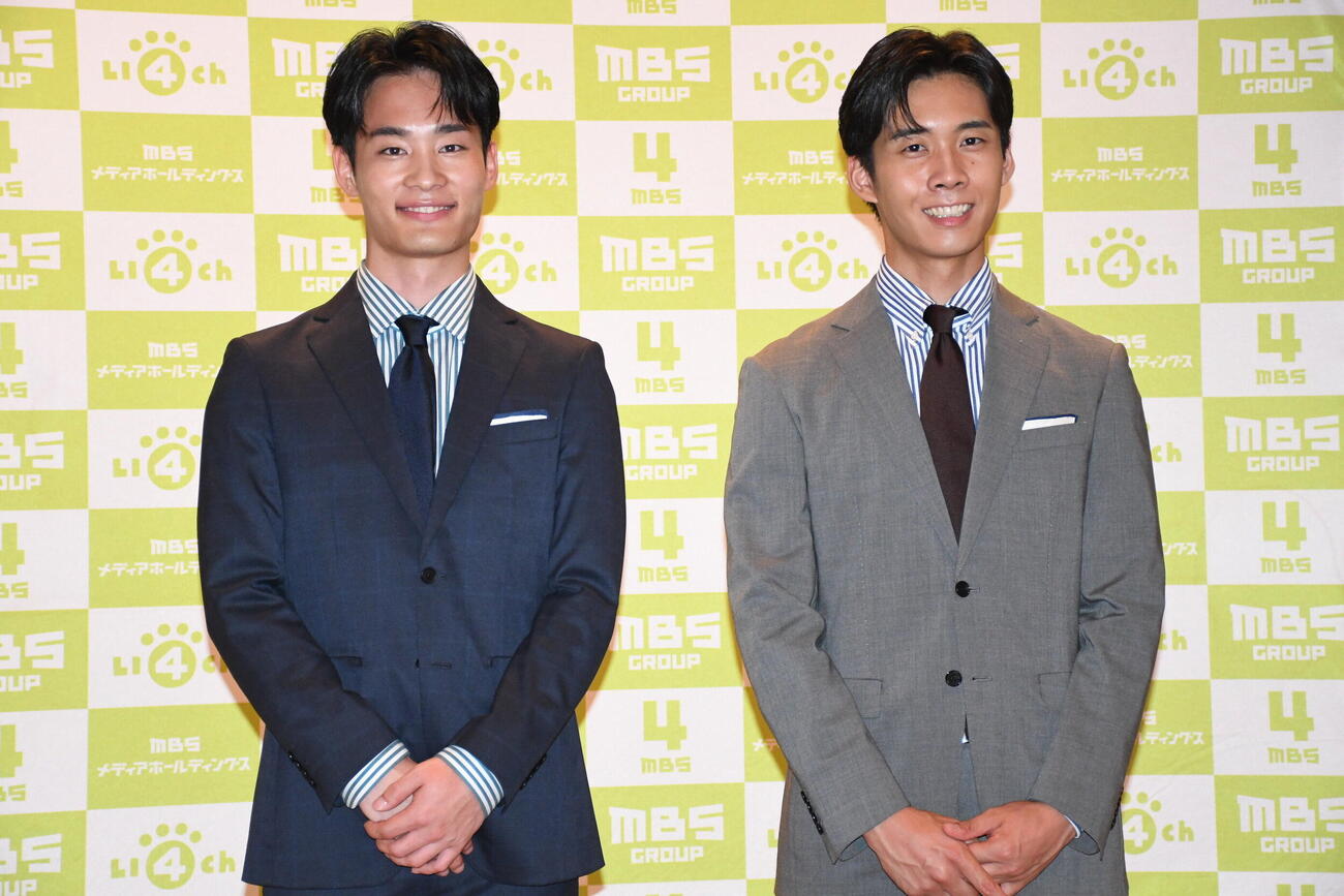 MBSテレビの新人、鈴木充喜アナウンサー（右）と戸嶋将英アナウンサー（撮影・阪口孝志）