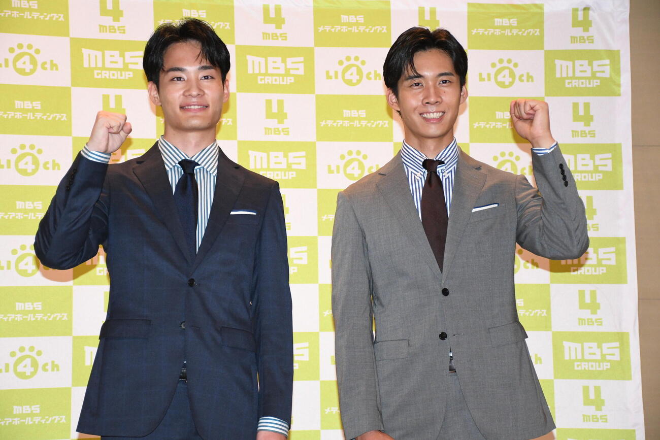 MBSテレビの新人、鈴木充喜アナウンサー（右）と戸嶋将英アナウンサー（撮影・阪口孝志）