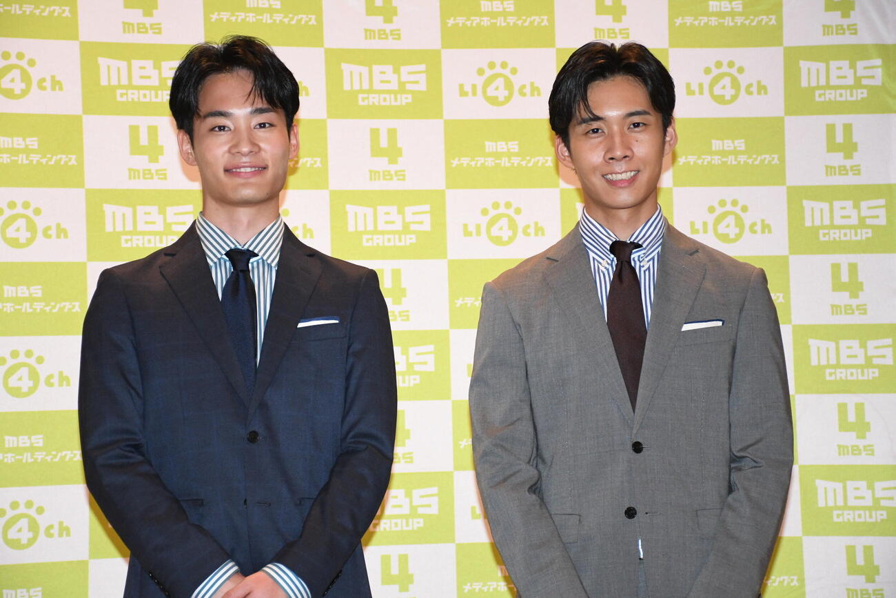 MBSテレビの新人、鈴木充喜アナウンサー（右）と戸嶋将英アナウンサー（撮影・阪口孝志）