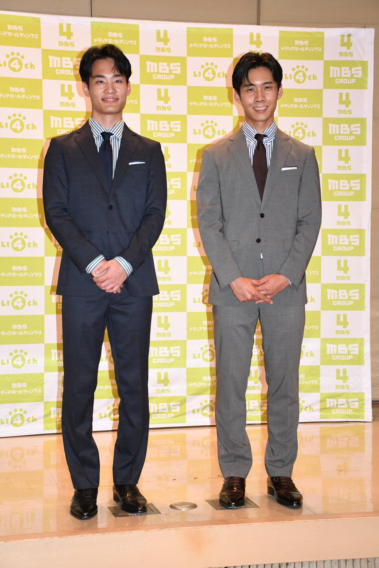 MBSテレビの新人、鈴木充喜アナウンサー（右）と戸嶋将英アナウンサー（撮影・阪口孝志）