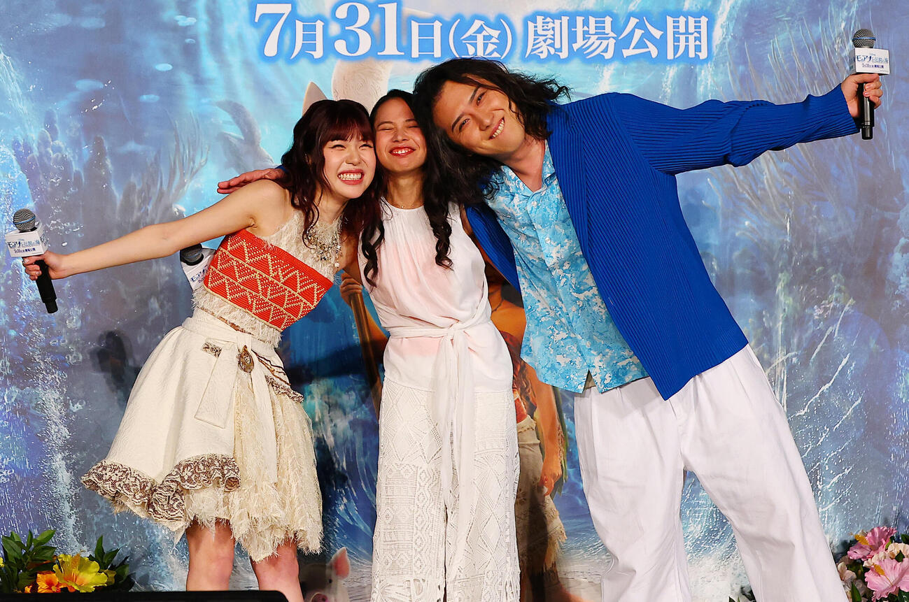 映画「モアナと伝説の海」ミュージカルプレミアに登場し歌唱を披露した、左からTSUZUMI、屋比久知奈、尾上松也（撮影・野上伸悟）