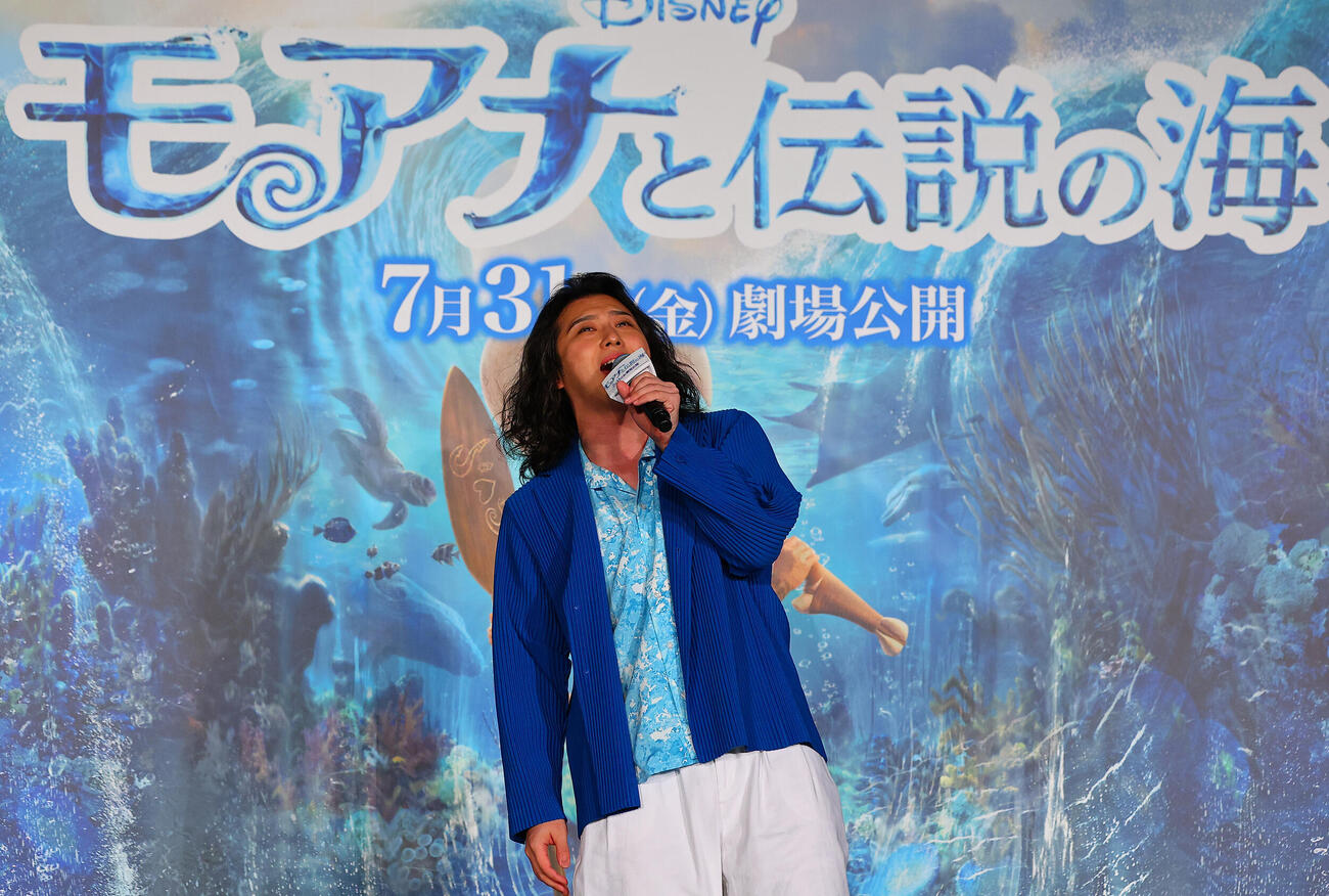 映画「モアナと伝説の海」ミュージカルプレミアに登場し熱唱する尾上松也（撮影・野上伸悟）