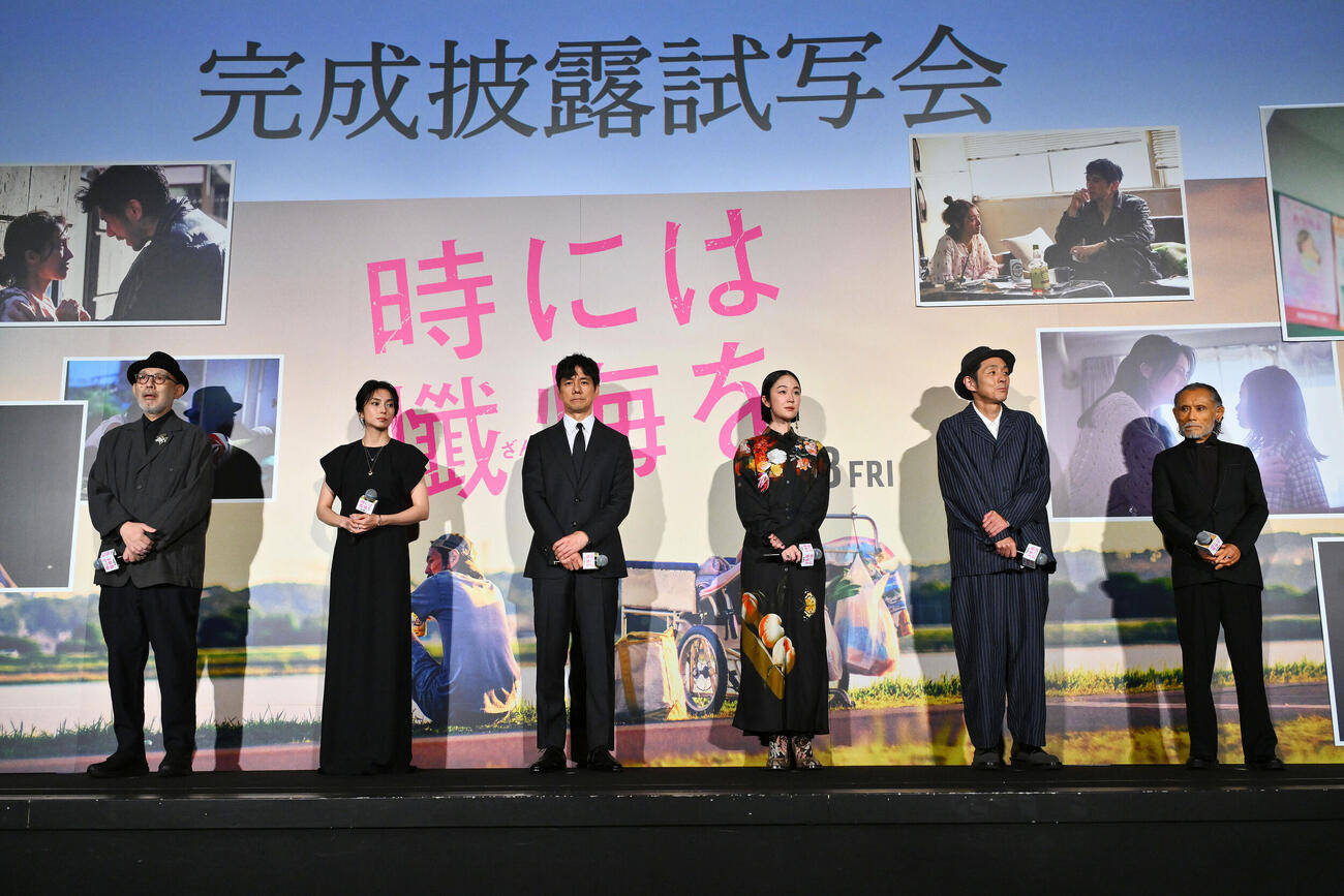 完成披露試写会に臨む、左から中島哲也監督、柴咲コウ、西島秀俊、黒木華、宮藤官九郎、片岡鶴太郎（撮影・滝沢徹郎）