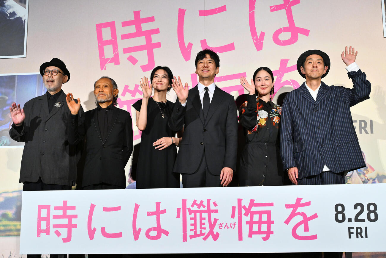 カメラに向かって手を振る、左から中島哲也監督、片岡鶴太郎、柴咲コウ、西島秀俊、黒木華、宮藤官九郎（撮影・滝沢徹郎）