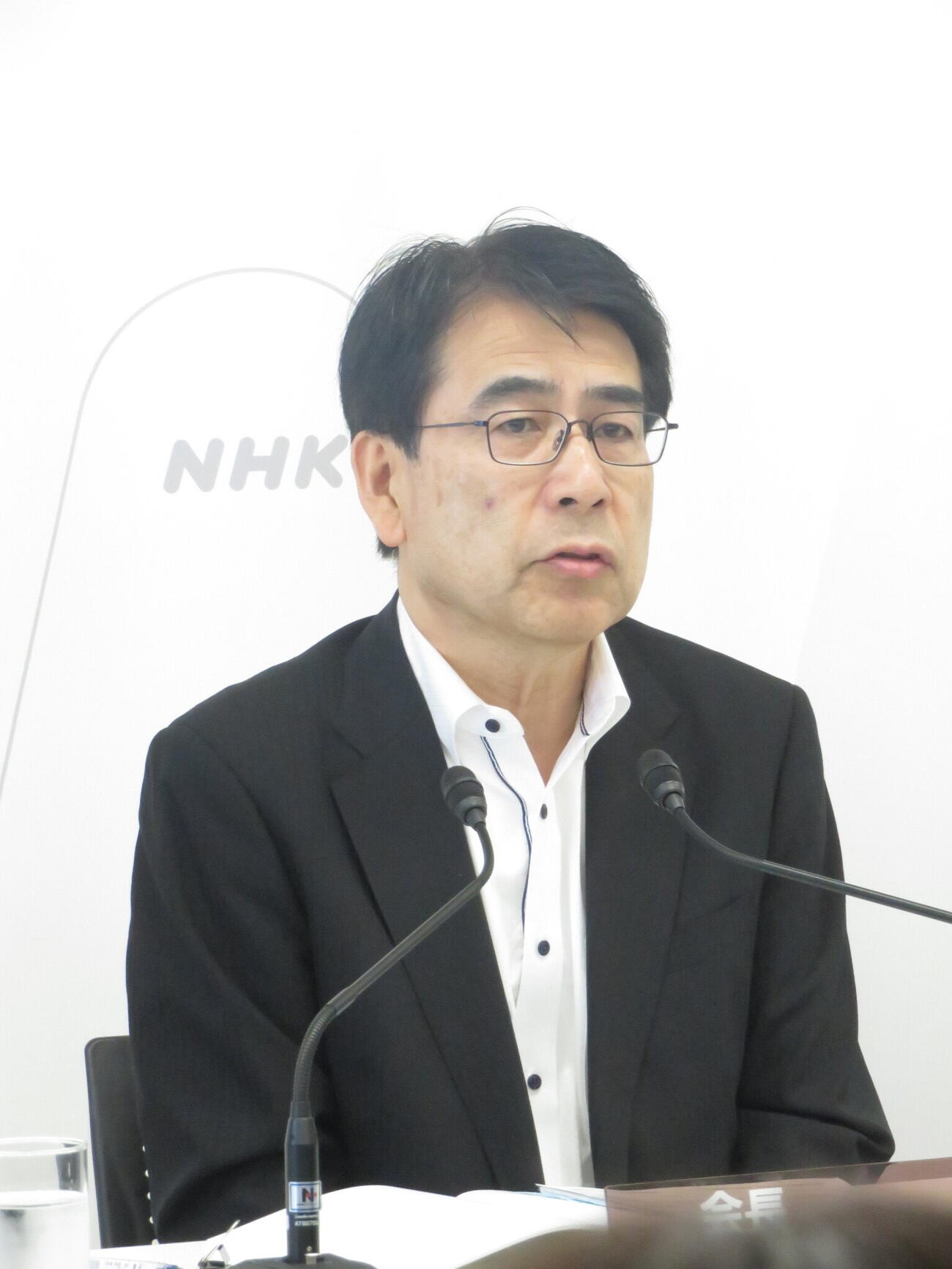 定例会見に出席したNHKの井上樹彦会長