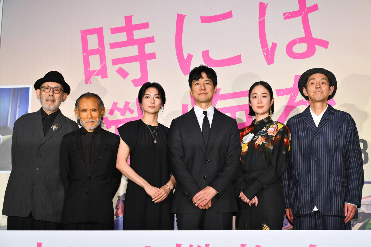 記念撮影する、左から中島哲也監督、片岡鶴太郎、柴咲コウ、西島秀俊、黒木華、宮藤官九郎（撮影・滝沢徹郎）