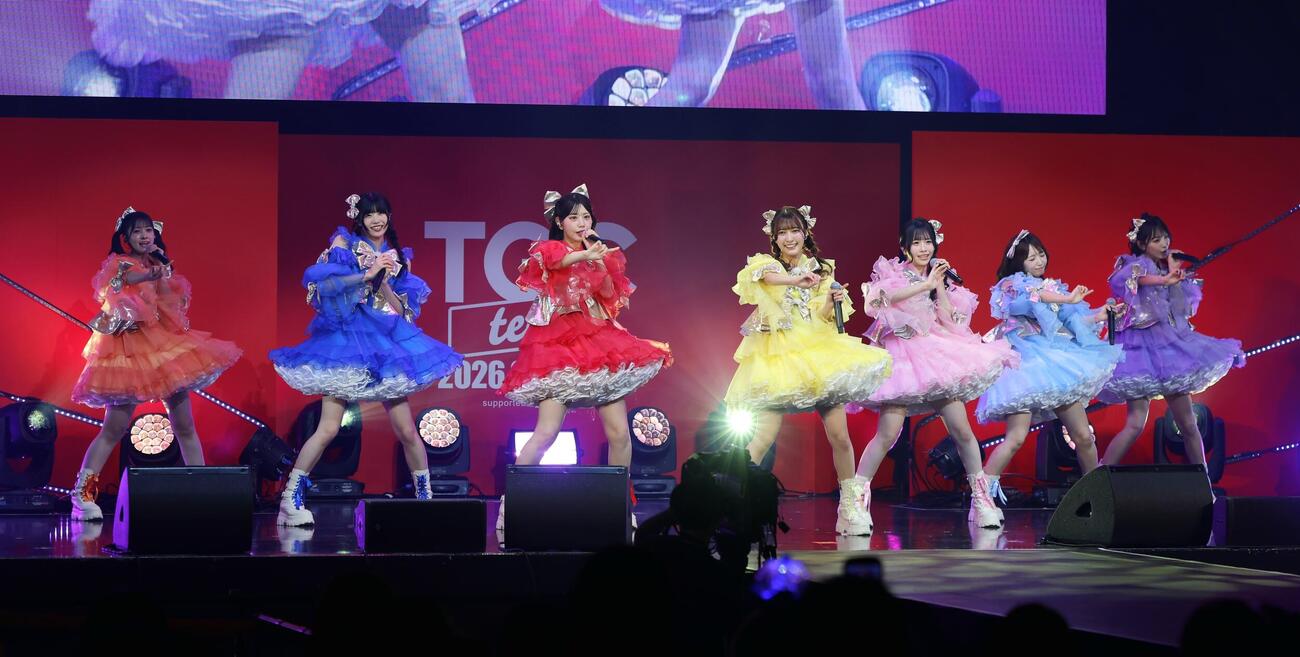 パフォーマンスを行うSWEET STEADY、左から庄司なぎさ、奥田彩友、白石まゆみ、山内咲奈、栗田なつか、音井結衣、塩川莉世（撮影・山本朝陽）