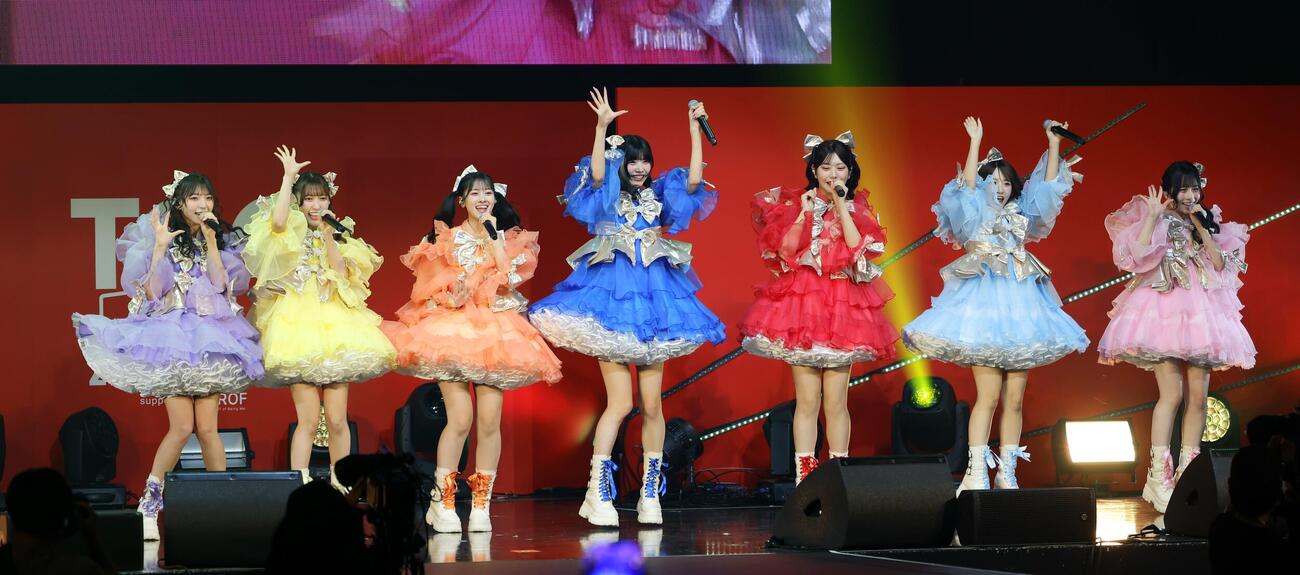 パフォーマンスを行うSWEET STEADY、左から塩川莉世、山内咲奈、庄司なぎさ、奥田彩友、白石まゆみ、音井結衣、栗田なつか（撮影・山本朝陽）
