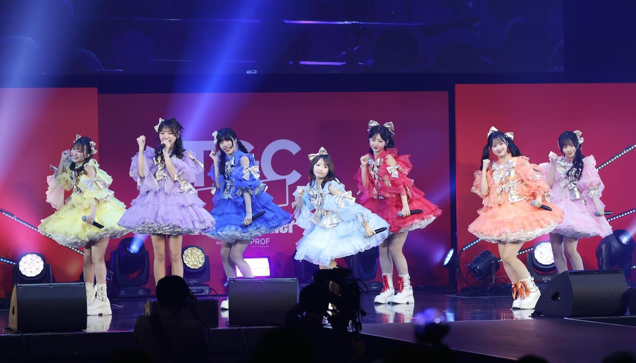 パフォーマンスを行うSWEET STEADY、左から山内咲奈、塩川莉世、奥田彩友、音井結衣、白石まゆみ、庄司なぎさ、栗田なつか（撮影・山本朝陽）
