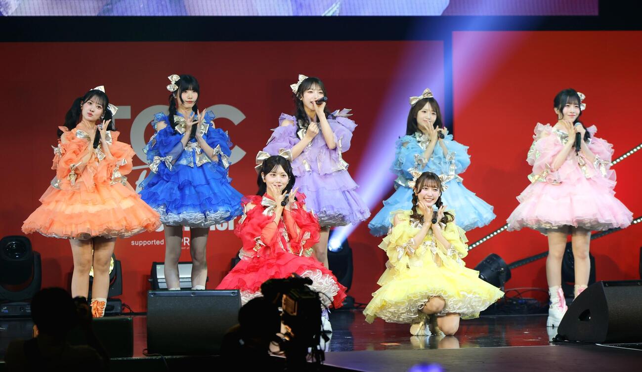 パフォーマンスを行うSWEET STEADY、前列左から白石まゆみ、山内咲奈、後列左から庄司なぎさ、奥田彩友、塩川莉世、音井結衣、栗田なつか（撮影・山本朝陽）
