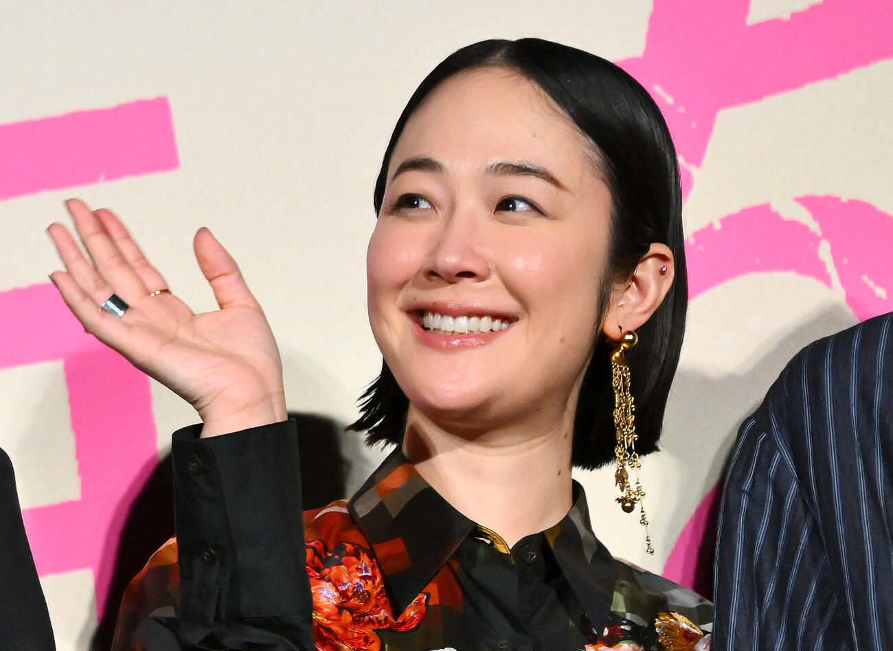 カメラに向かって手を振る黒木華（撮影・滝沢徹郎）