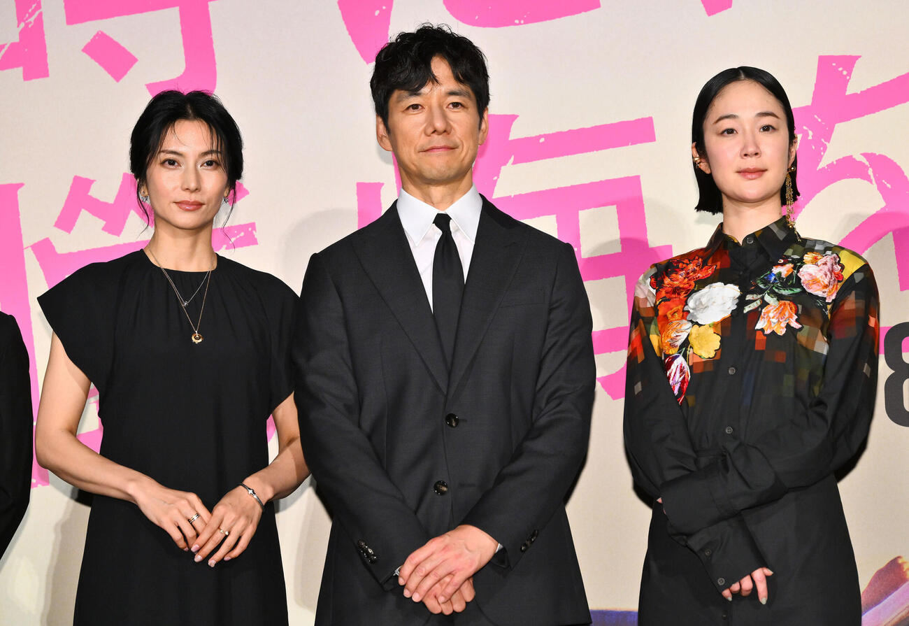 記念撮影する、左から柴咲コウ、西島秀俊、黒木華（撮影・滝沢徹郎）