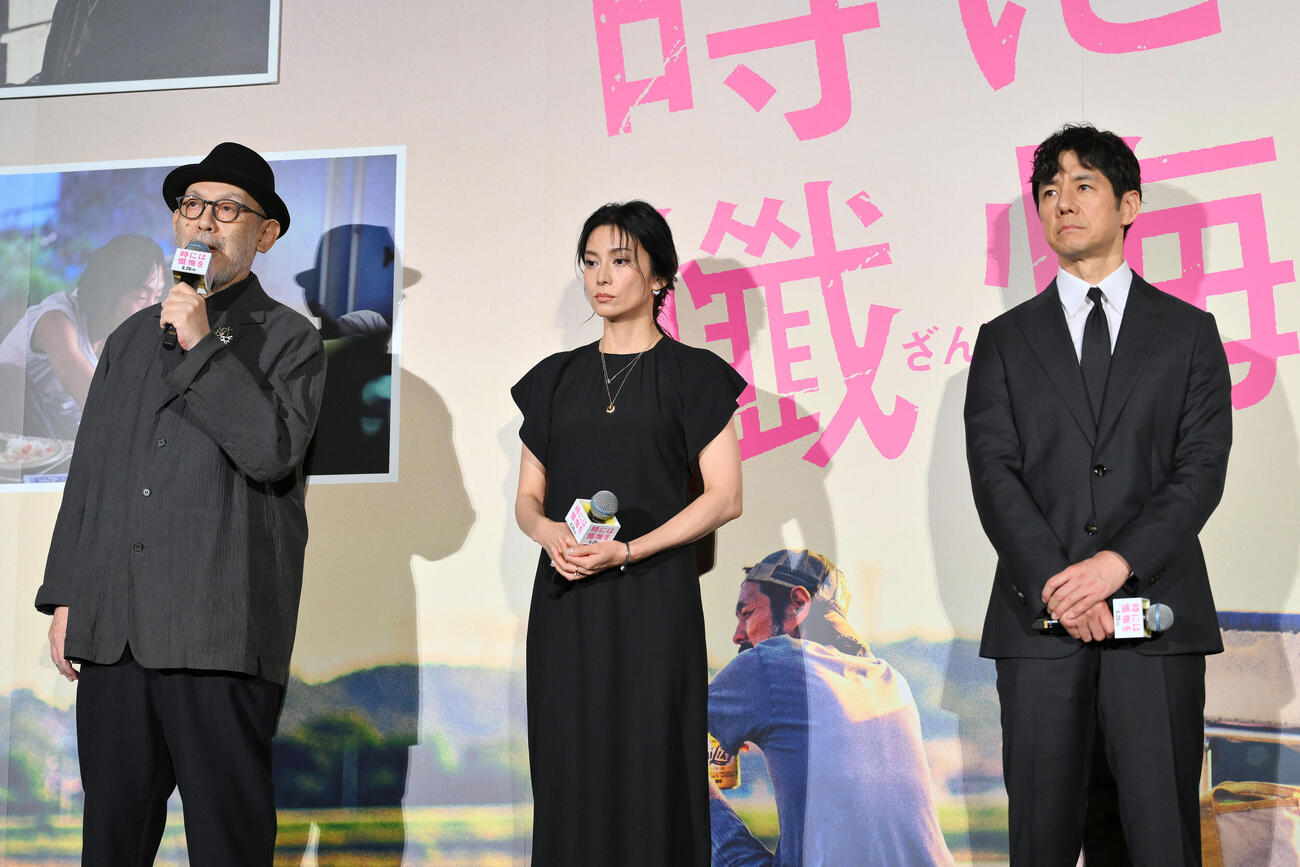 あいさつする、左から中島哲也監督、柴咲コウ、西島秀俊（撮影・滝沢徹郎）