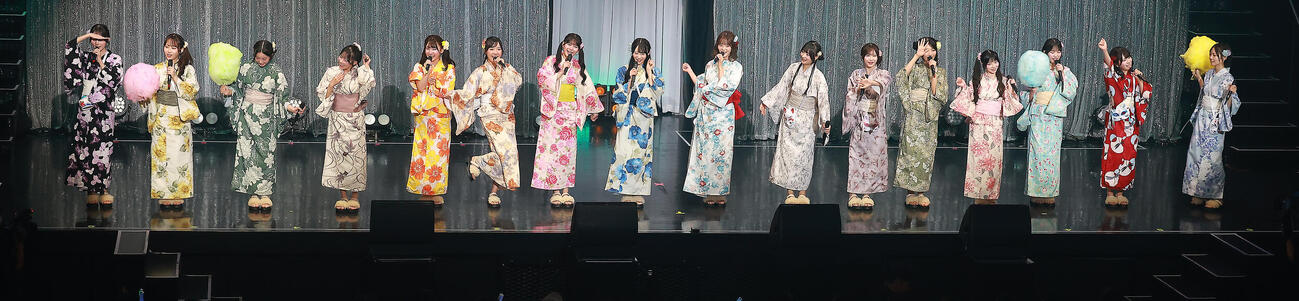 浴衣姿で熱唱するRain Tree（撮影・中島郁夫）.