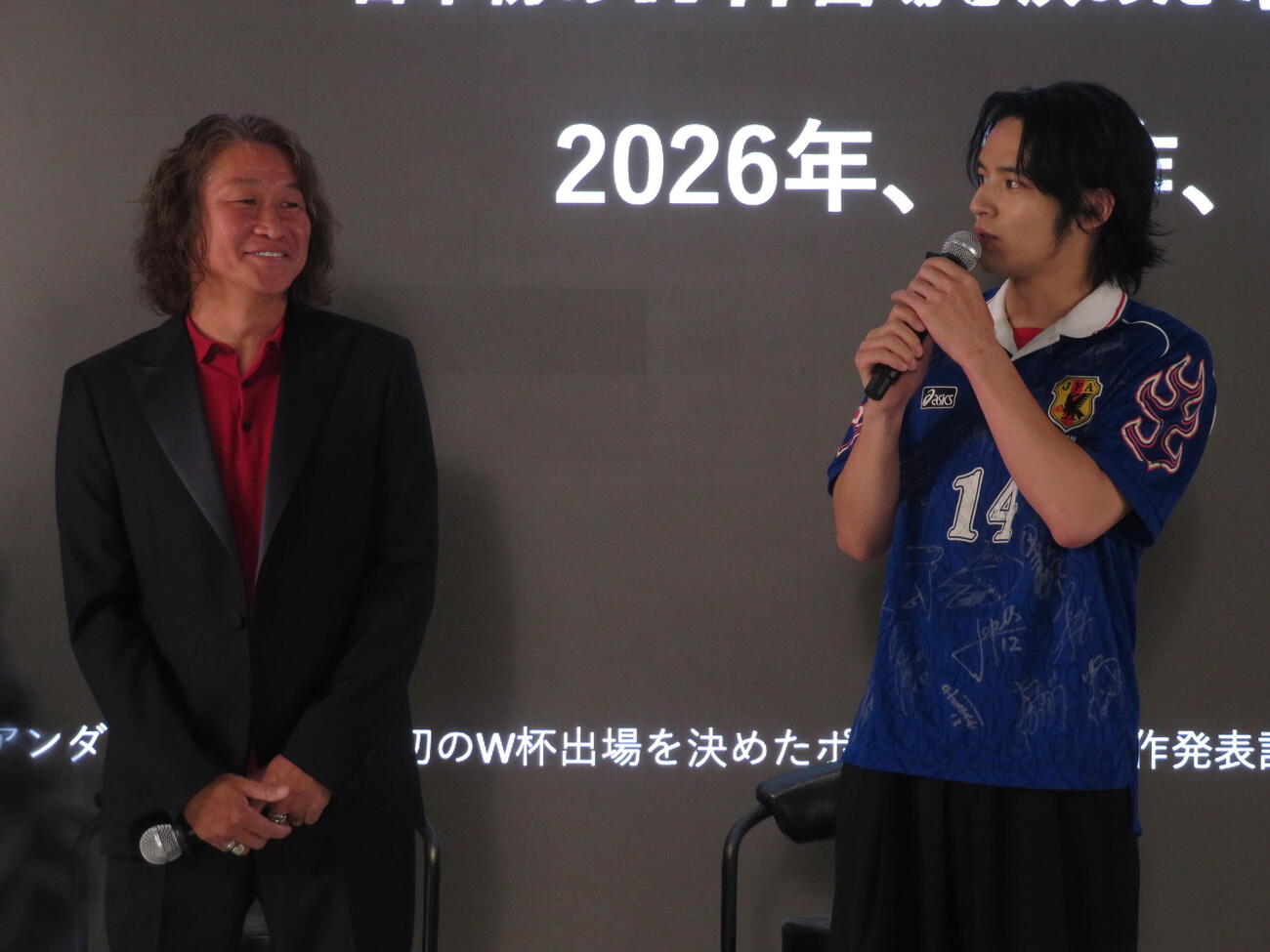 映画「アンダードッグ－日本初のW杯出場を決めたポンコツ男－」制作発表記者会見に登壇した、水上恒司と岡野雅行氏