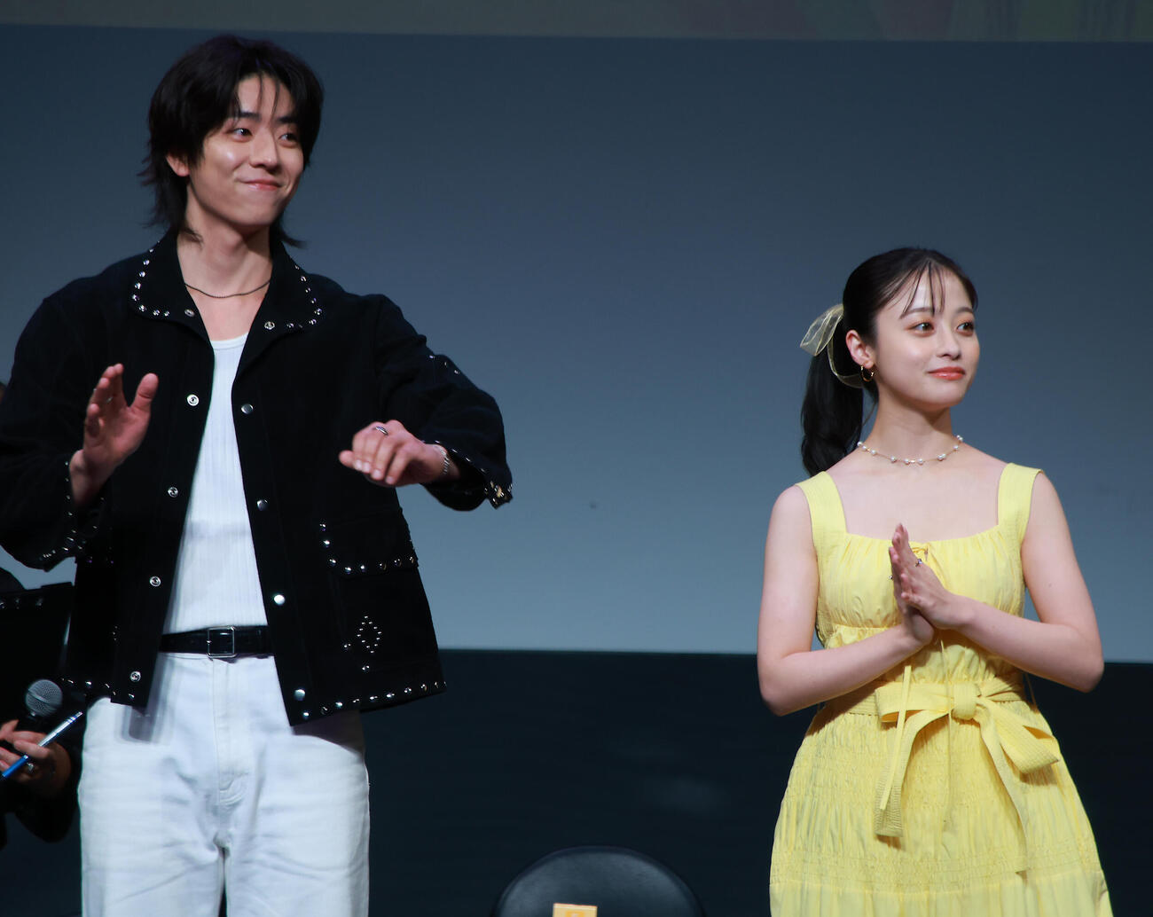 ドラマ「バカンスの法則」イベントあいさつを行うチェ・ジョンヒョプ（左）と橋本環奈（撮影・中島郁夫）