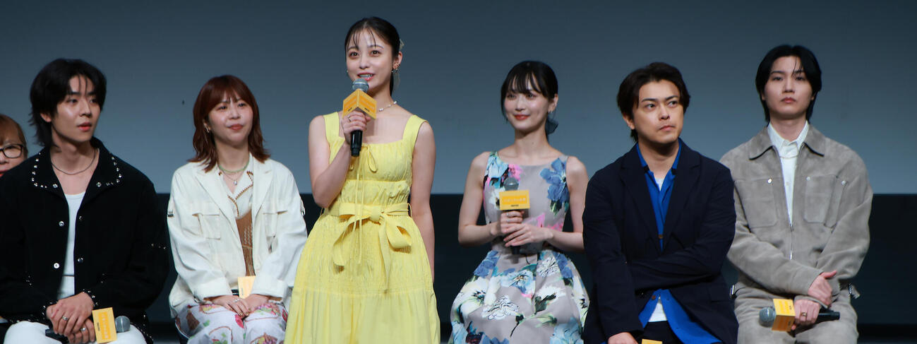 会見を行うドラマ「バカンスの法則」のキャストたち、左からチェ・ジョンヒョプ、加納愛子、橋本環奈、山下美月、勝地涼、桜田通（撮影・中島郁夫）