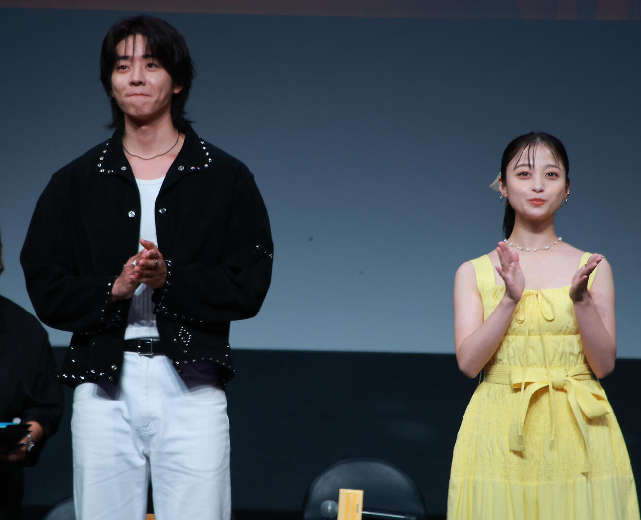 ドラマ「バカンスの法則」イベントあいさつを行うチェ・ジョンヒョブ（左）と橋本環奈（撮影・中島郁夫）