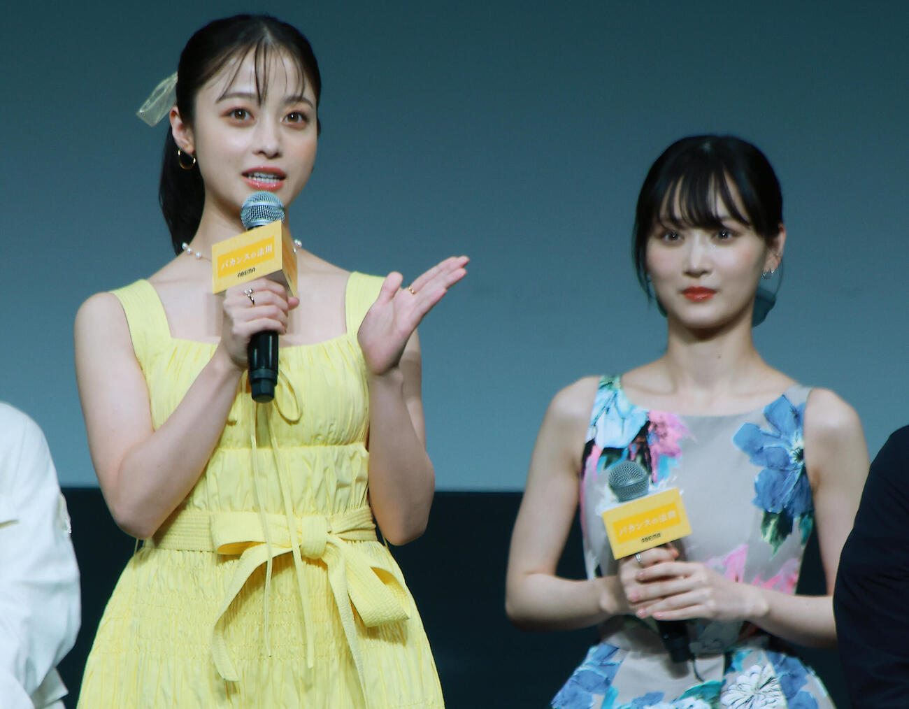 ドラマ「バカンスの法則」イベントあいさつを行う橋本環奈（左）と山下美月（撮影・中島郁夫）