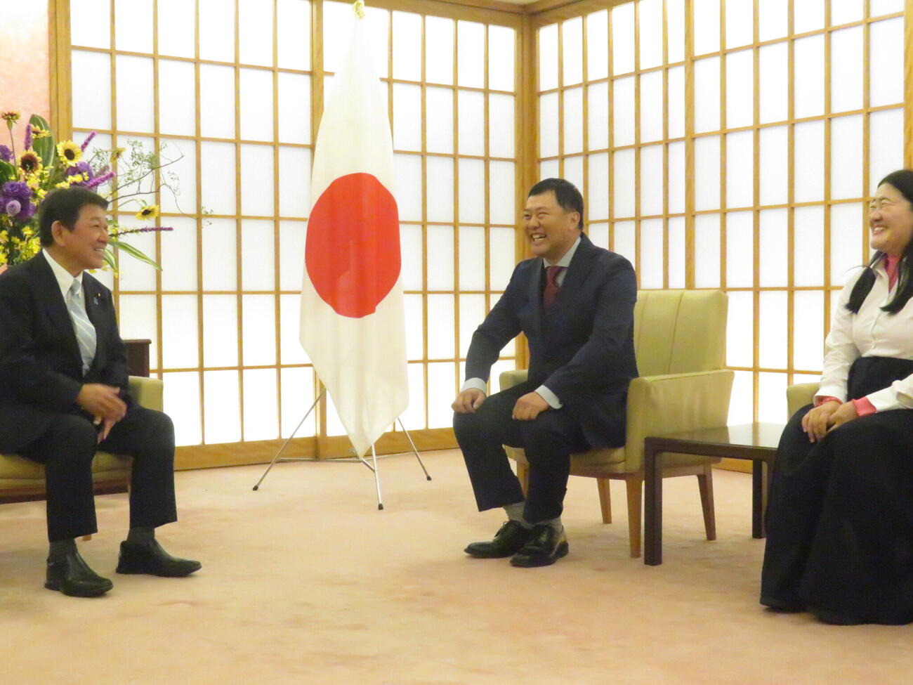 茂木敏充外務大臣（左）も出席した「『たびレジ』サポーターズ委嘱式」に臨んだ、とにかく明るい安村（左から2人目）、「ガンバレルーヤ」よしこ（2026年7月撮影）