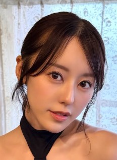 「こぼれないか心配」27歳ピアニスト兼コスプレイヤーの大胆露出カット公開にファン歓喜