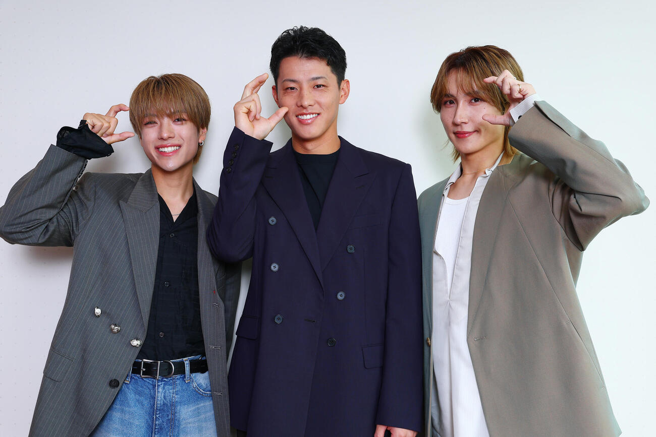 楽天辰己涼介（中央）と楽天カードマンのポーズをとる、GENIC西澤呈（左）と小池竜暉（2026年7月撮影・野上伸悟）