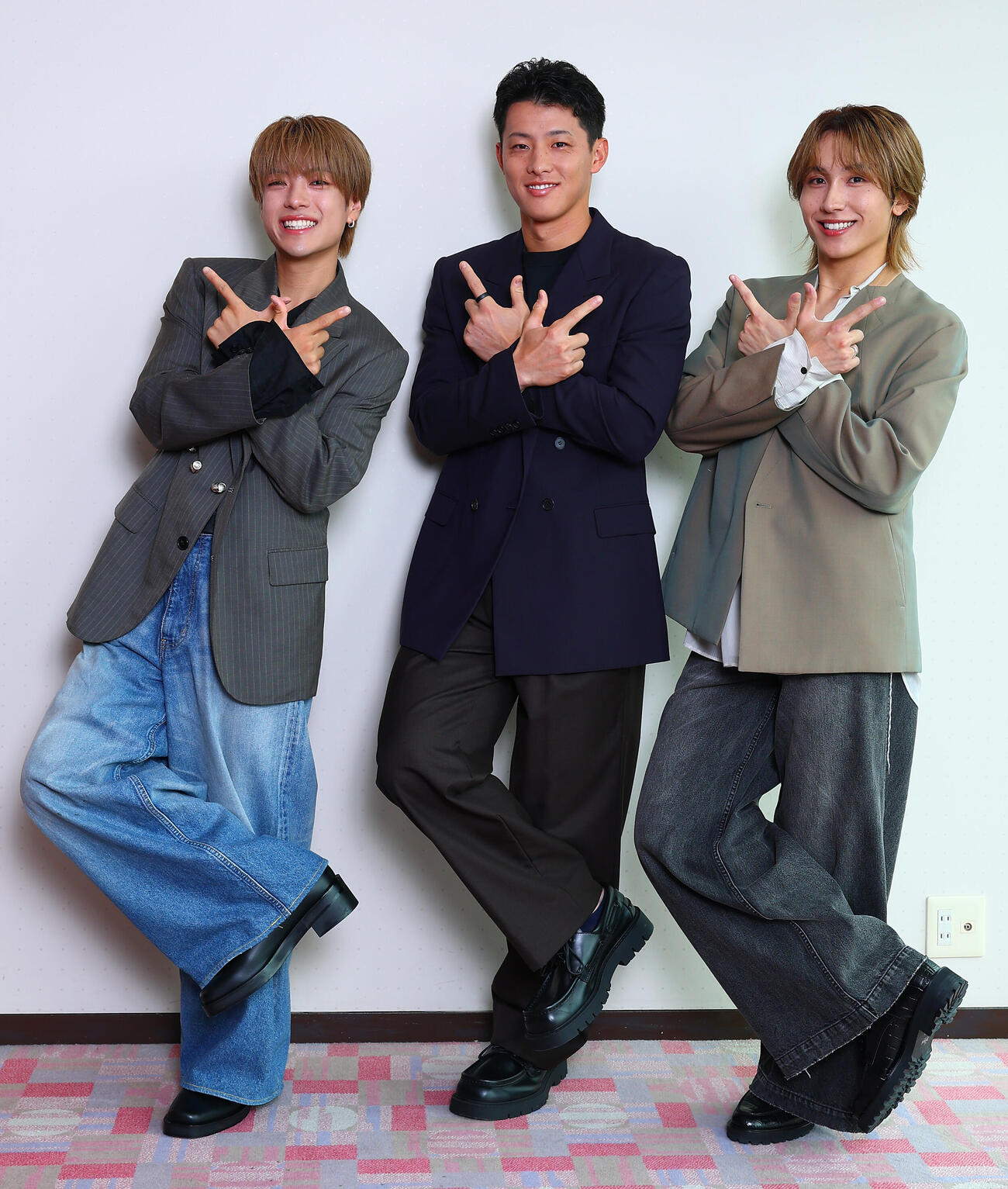 楽天辰己涼介（中央）と笑顔でポーズをとる、GENIC西澤呈（左）と小池竜暉（2026年7月撮影・野上伸悟）