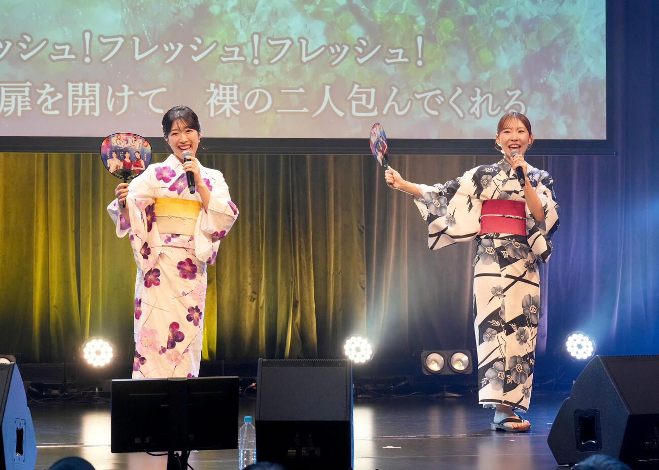 ライブを行った津吹みゆと岩佐美咲