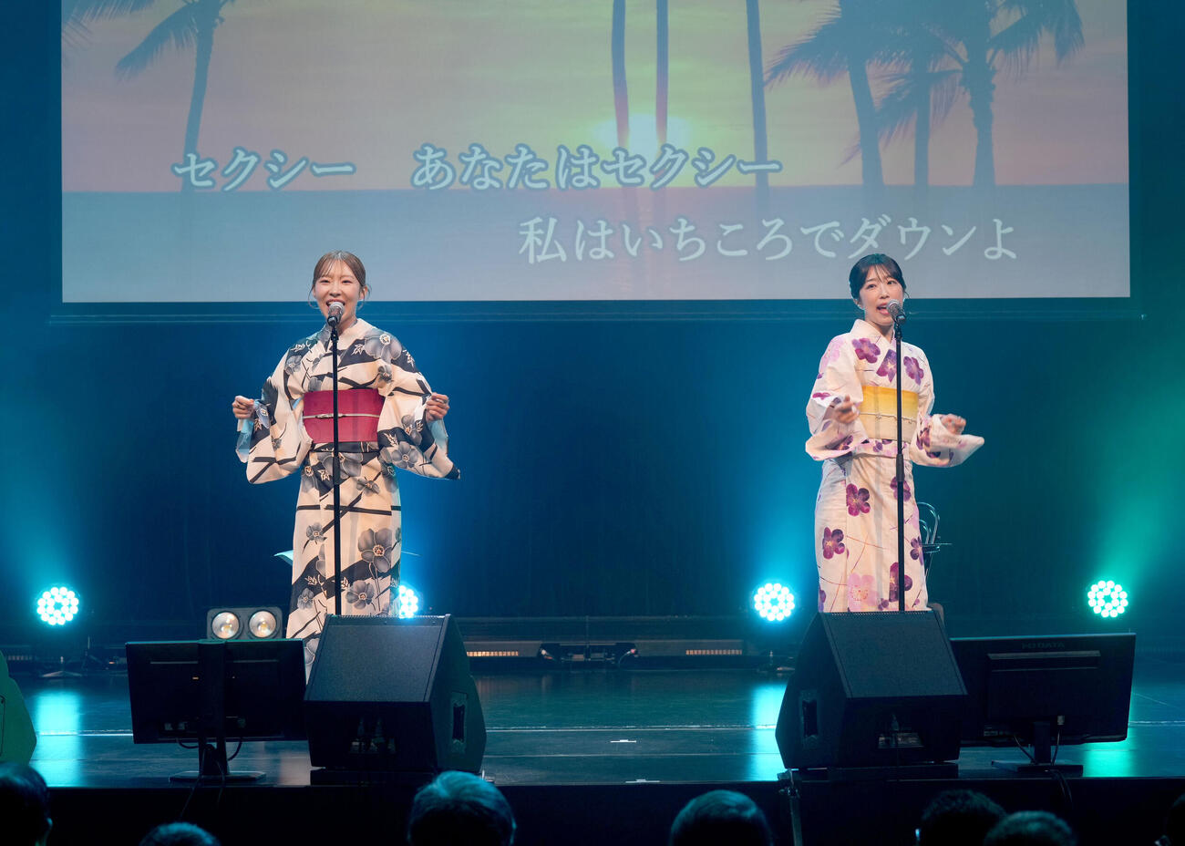 ライブを行った津吹みゆと岩佐美咲
