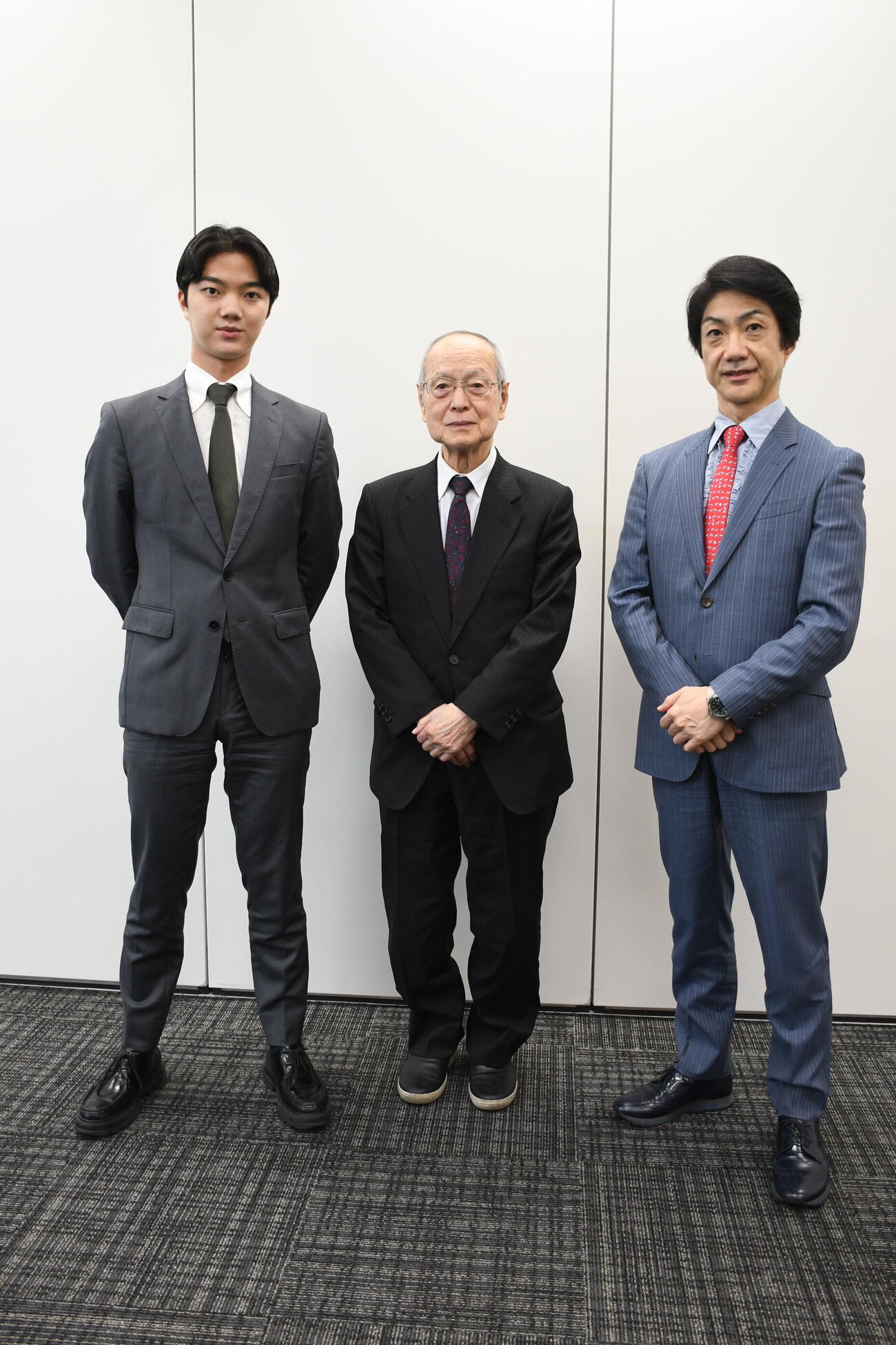 記者懇親会に出席した、左から、野村裕基、野村万作、野村萬斎（撮影・阪口孝志）