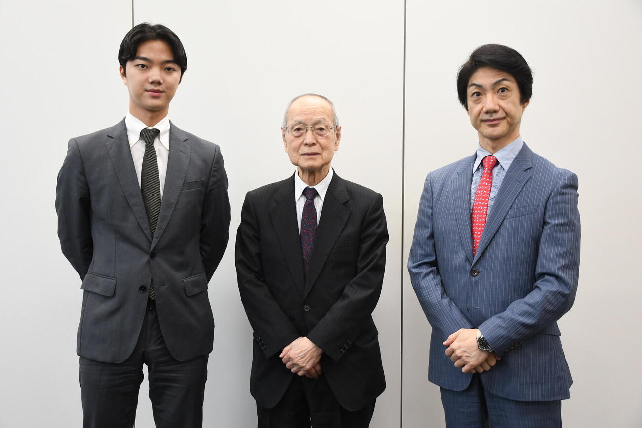 記者懇親会に出席した、左から、野村裕基、野村万作、野村萬斎（撮影・阪口孝志）