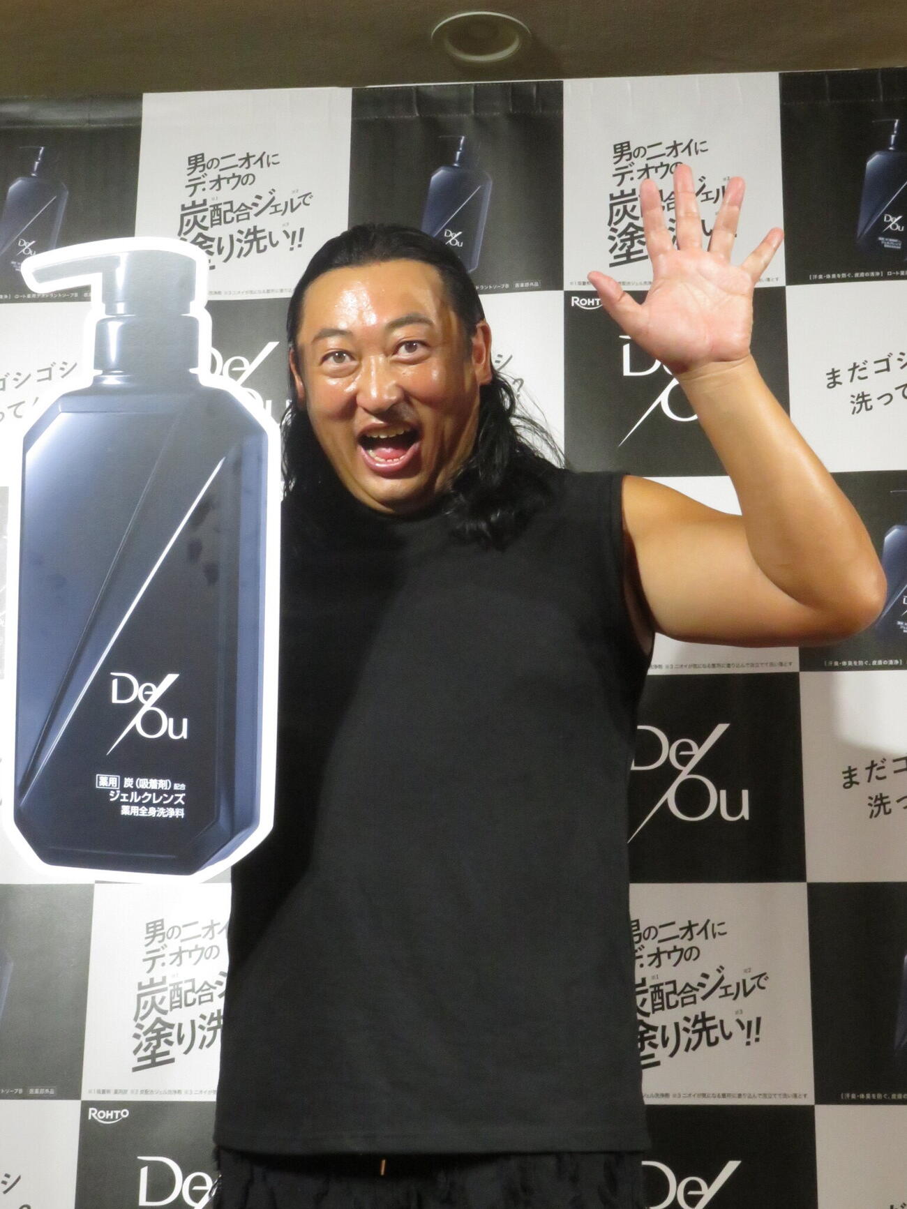 ボディーソープ「デ・オウ」のPRイベントに参加したロバートの秋山竜次