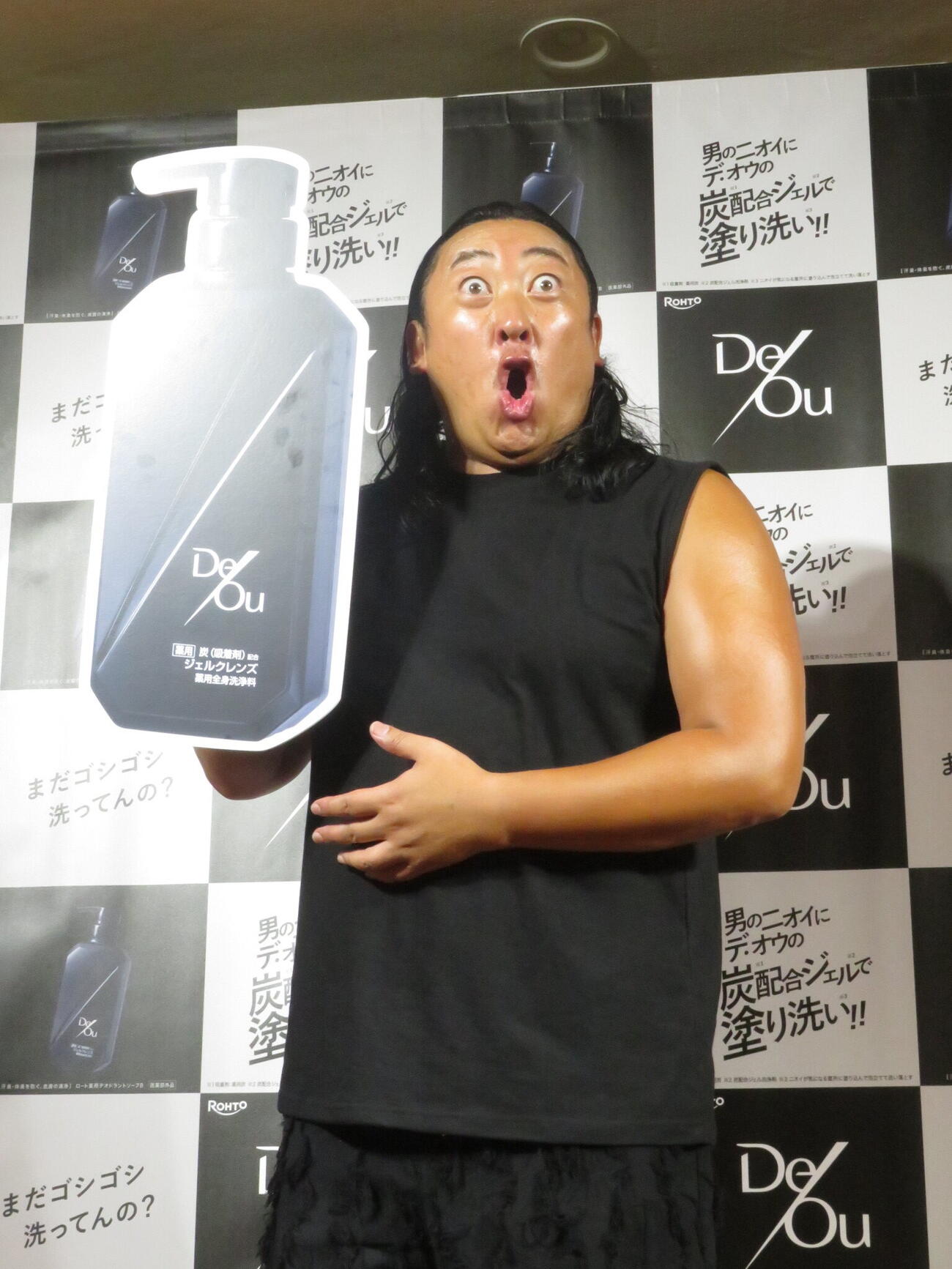 ボディーソープ「デ・オウ」のPRイベントに参加したロバートの秋山竜次