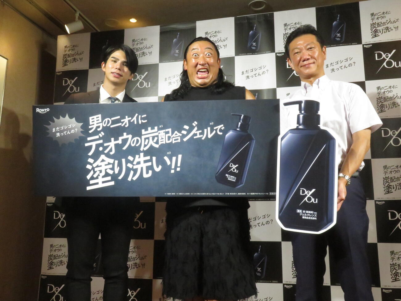 ボディーソープ「デ・オウ」のPRイベントに参加したロバートの秋山竜次（中央）。左はロート製薬の鶴田浩一氏、右は全国公衆浴場業生活衛生同業組合連合会の佐伯雅斗副理事長
