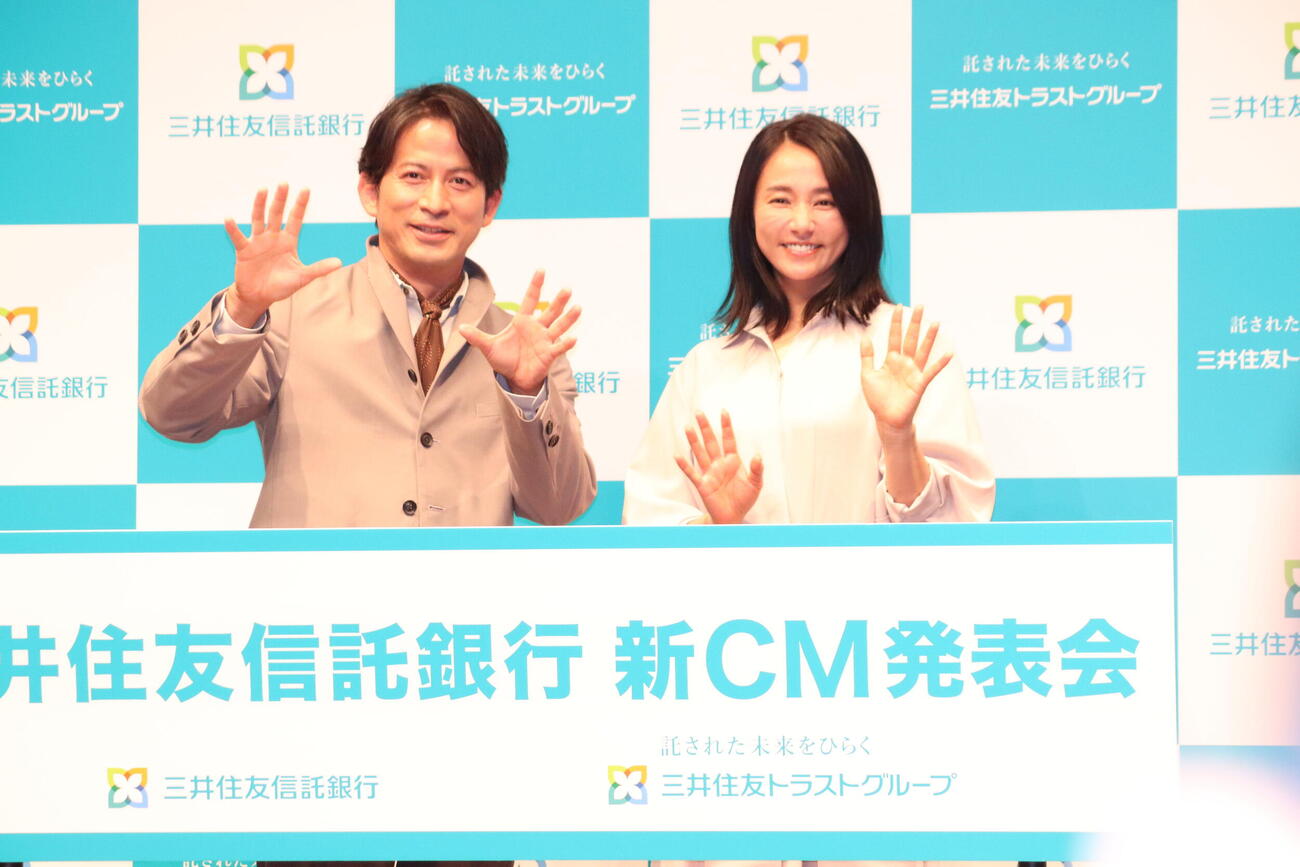 「三井住友信託銀行」新CM記者発表会に出席した岡田准一と木村文乃